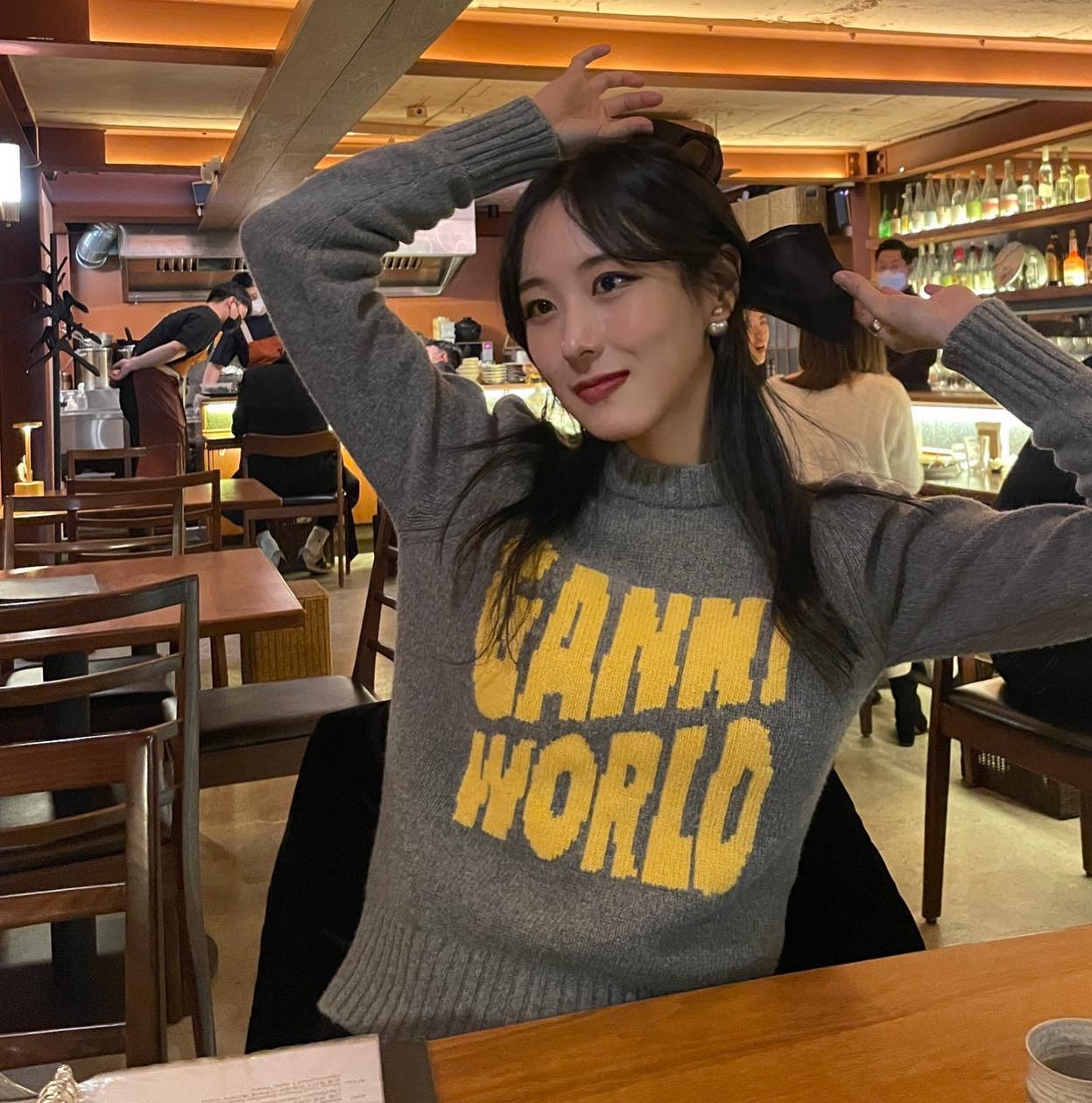 (W) Ganni Graphic Pullover High Rise, (W) Ganni Graphic Pullover Starfish 착용 스타일