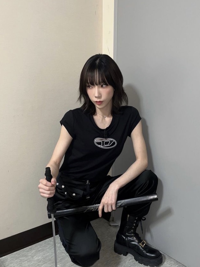 (W) Diesel T-Angie Peekaboo Logo T-Shirt Black 착용 스타일