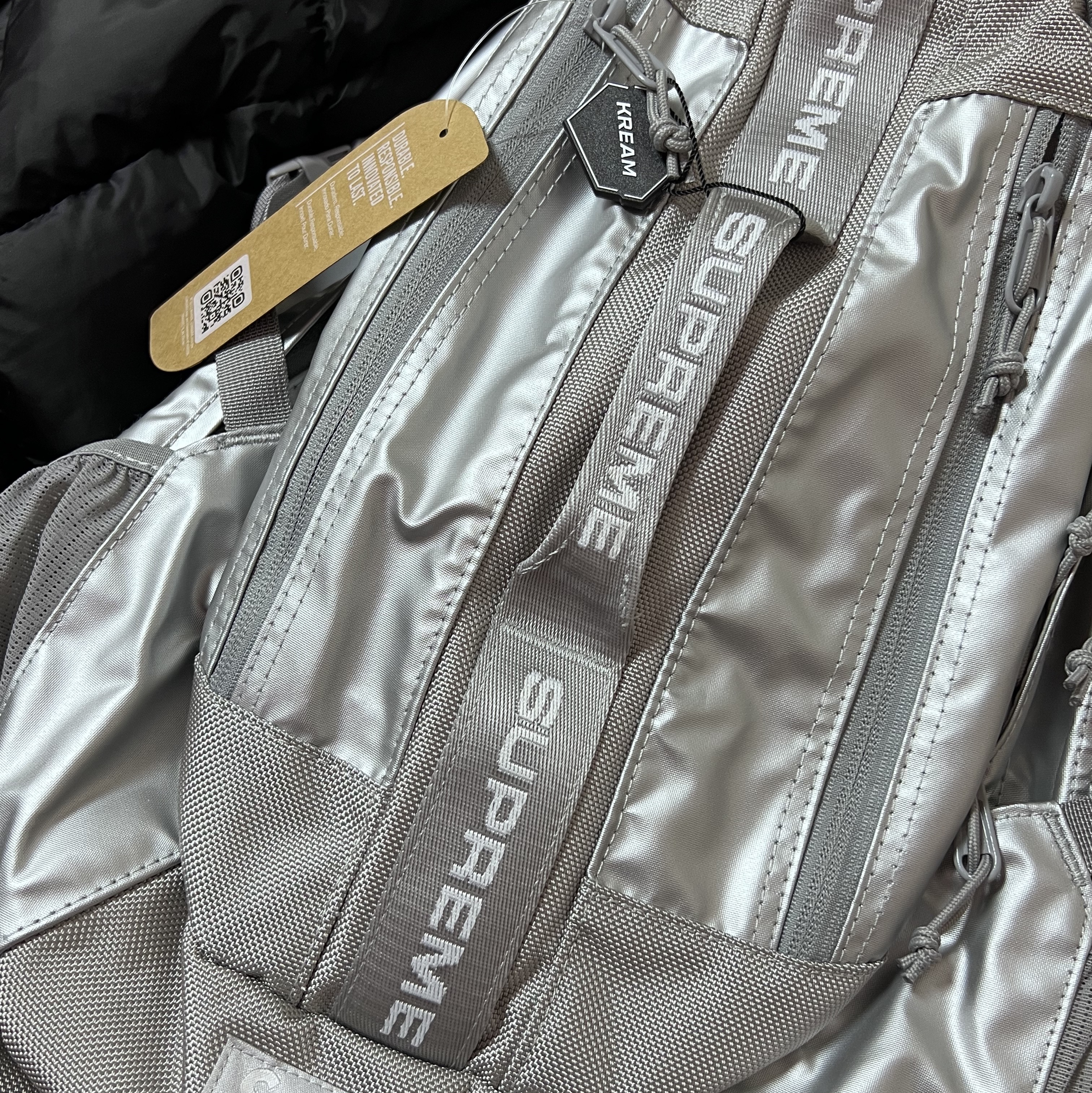 Supreme Backpack Silver - 22FW 착용 스타일