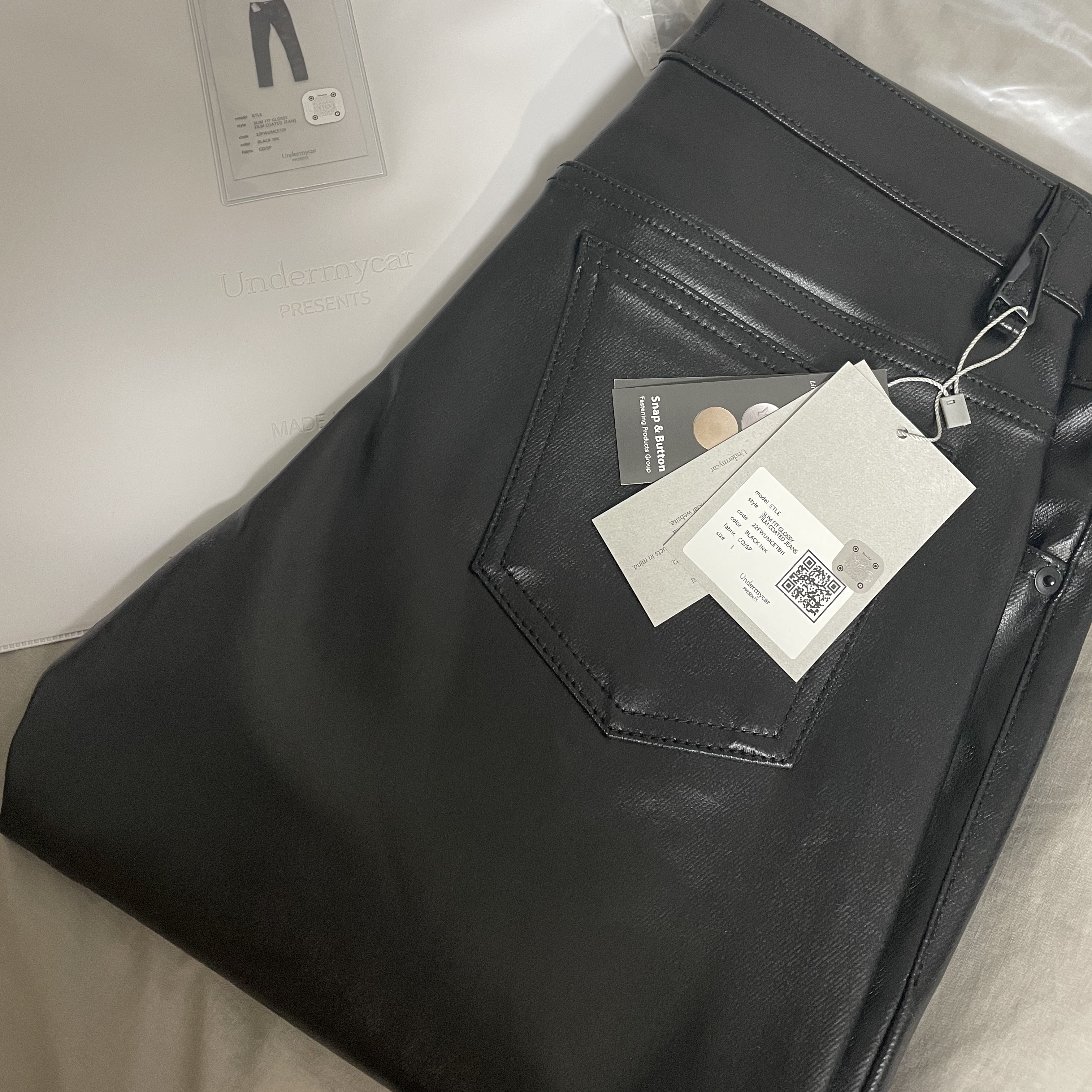 Undermycar Etle Slim Fit Glossy Film Coated Jeans Black Ink - 22FW, Undermycar Wani Kame Multi Block Pocket Turtle Bomber Driftwood - 22FW 착용 스타일 - 3