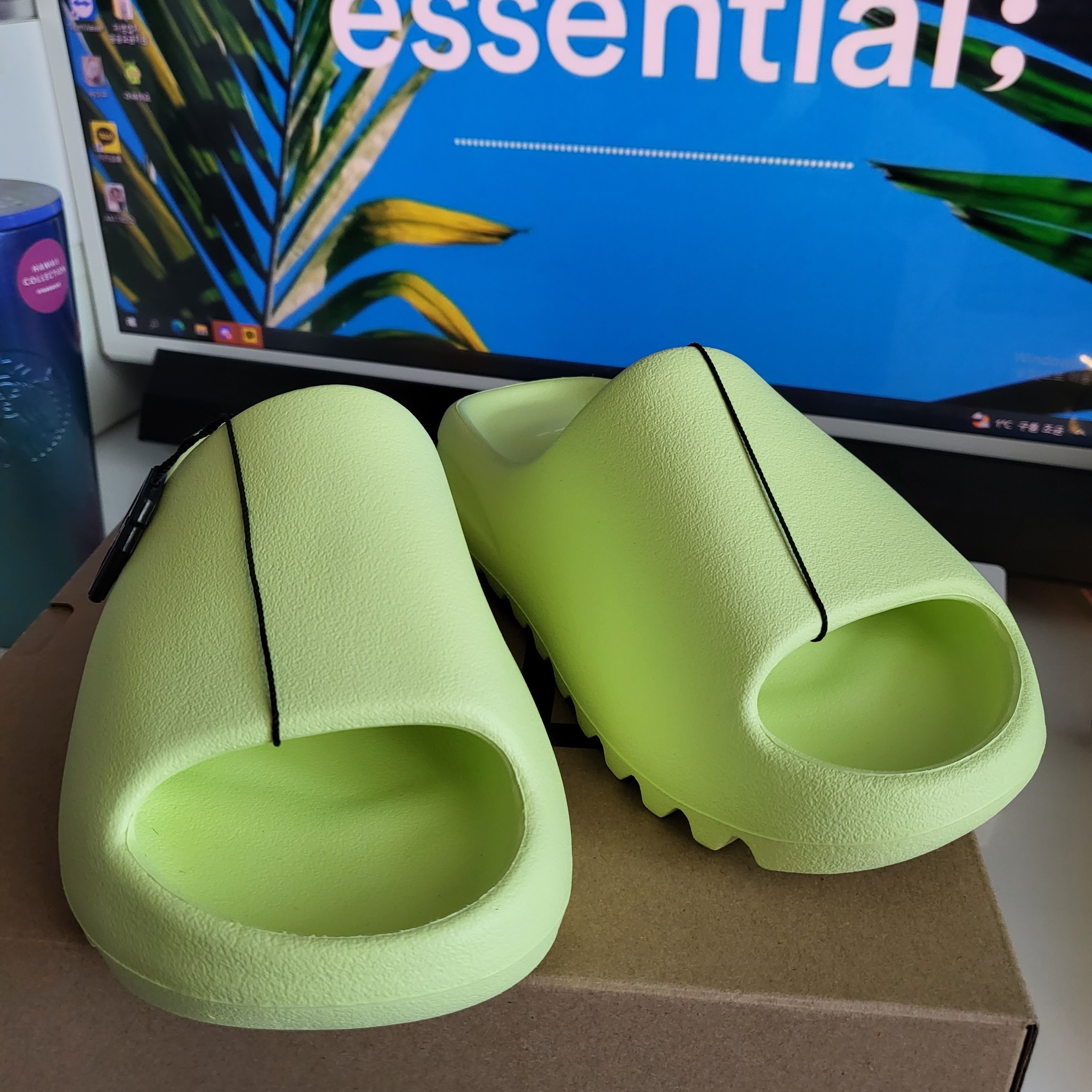 Adidas Yeezy Slide Glow Green 2022/2023 착용 스타일 - 2