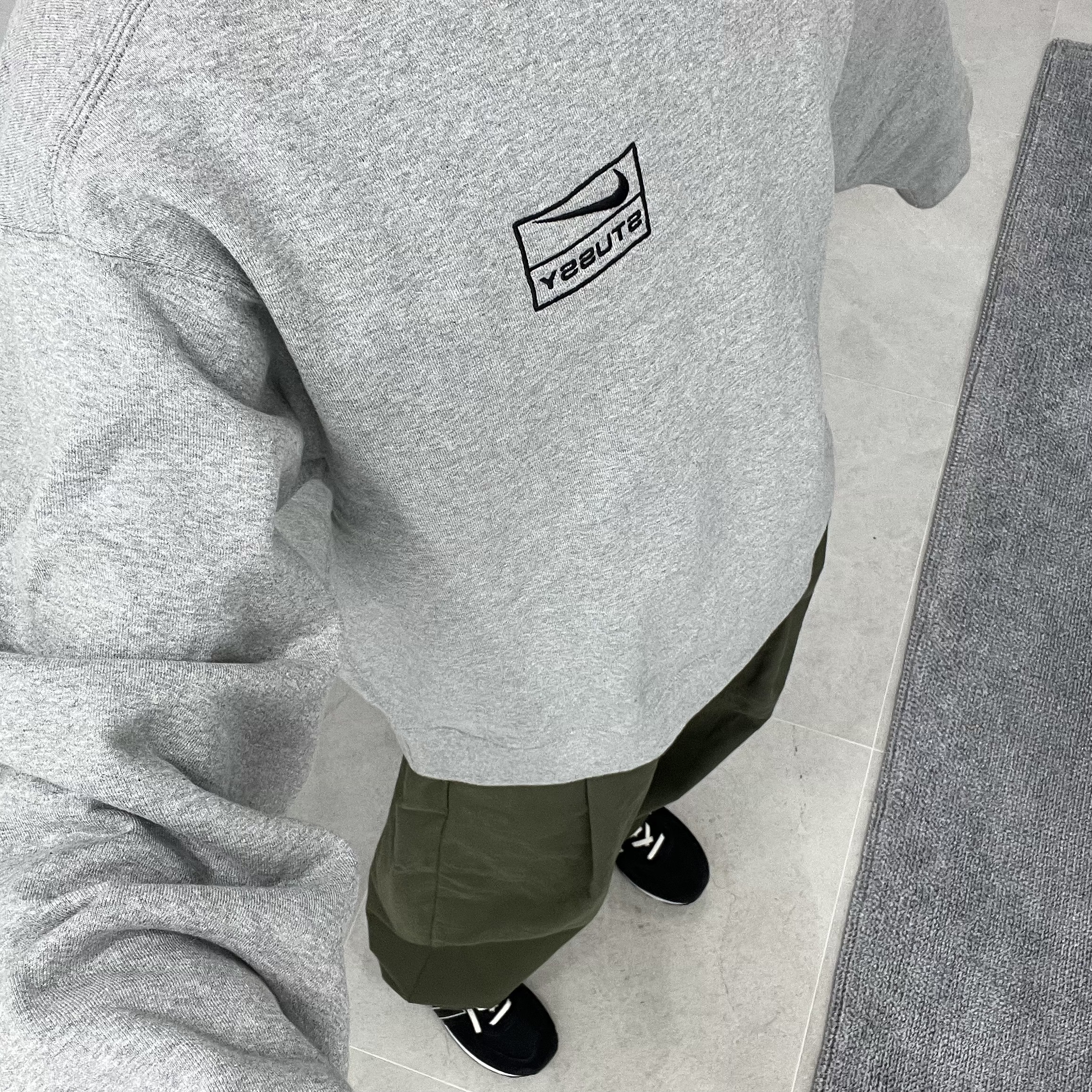 Nike x Stussy NRG Fleece Crewneck Dark Grey Heather (DO9337-063) 착용 스타일 - 1