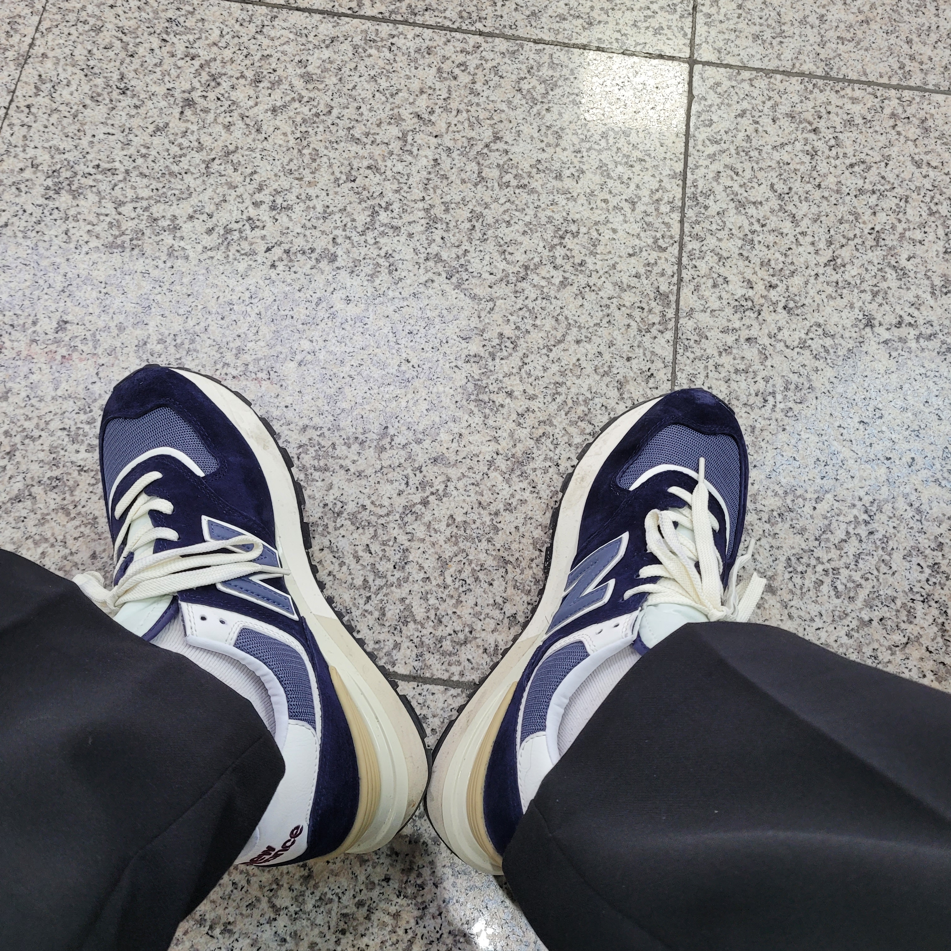 New Balance 574 Legacy Navy 착용 스타일