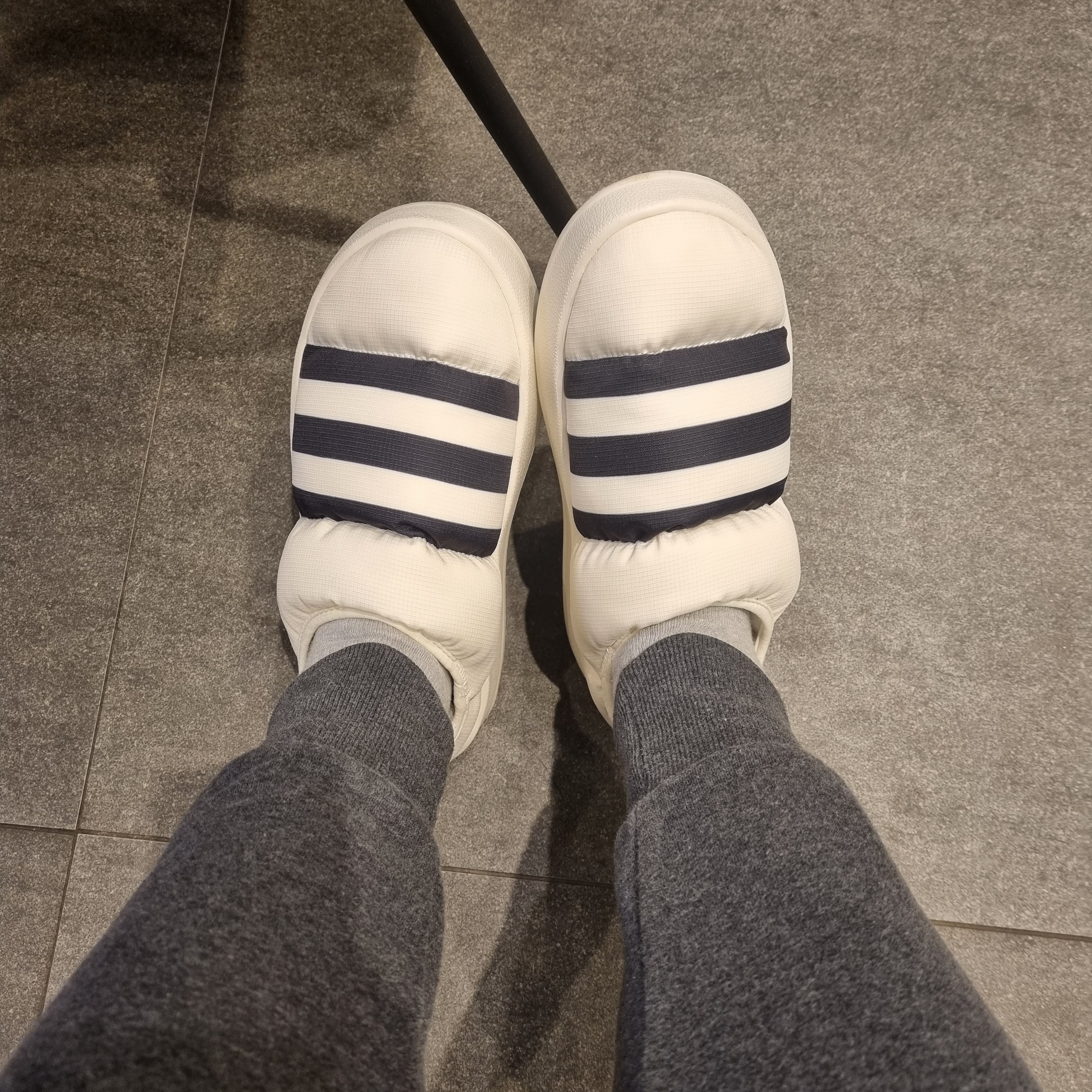 Adidas Puffylette Off White 착용 스타일
