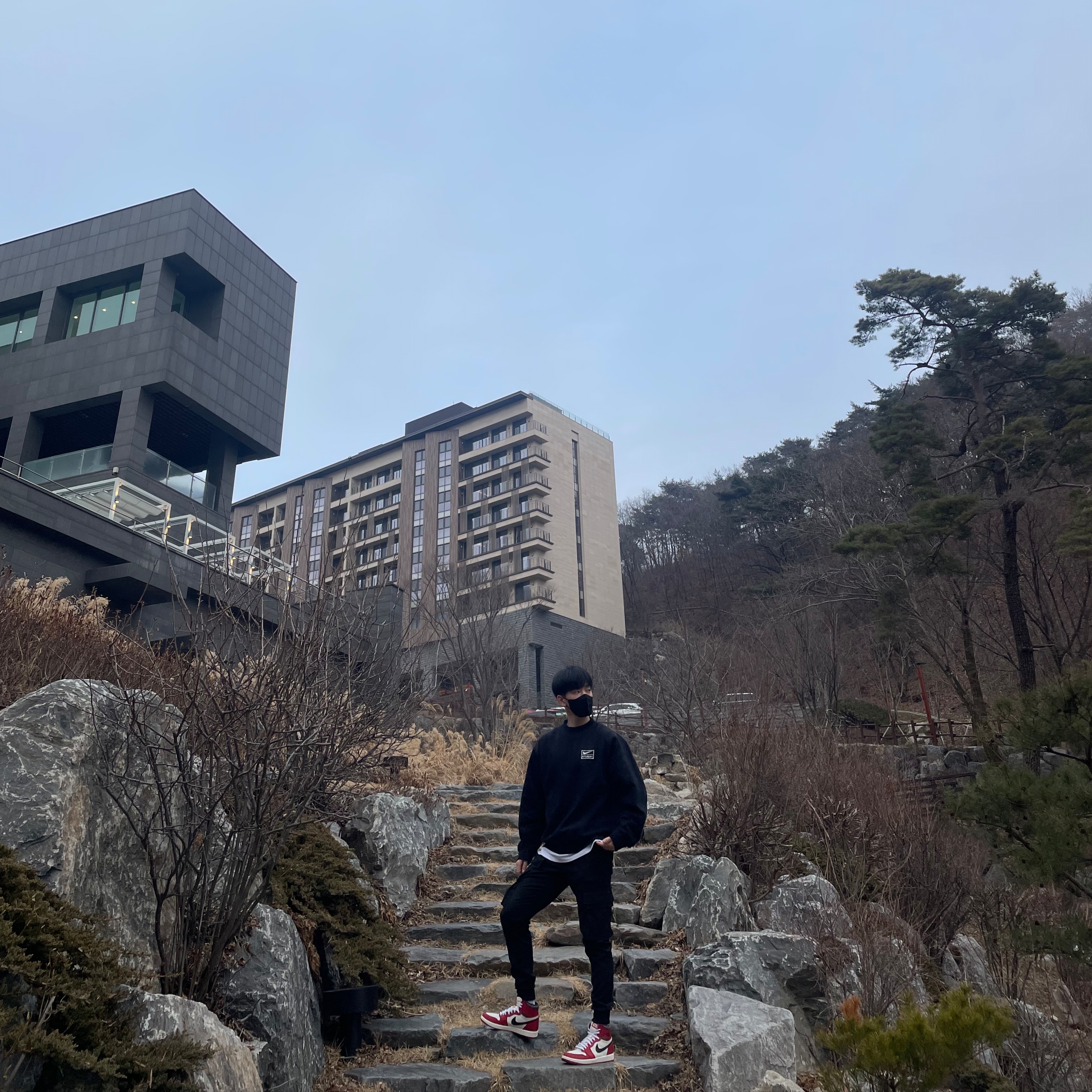 Nike x Stussy NRG Washed Fleece Crewneck Black (DO5310-010), Jordan 1 Retro High OG Chicago 2022 착용 스타일 - 2