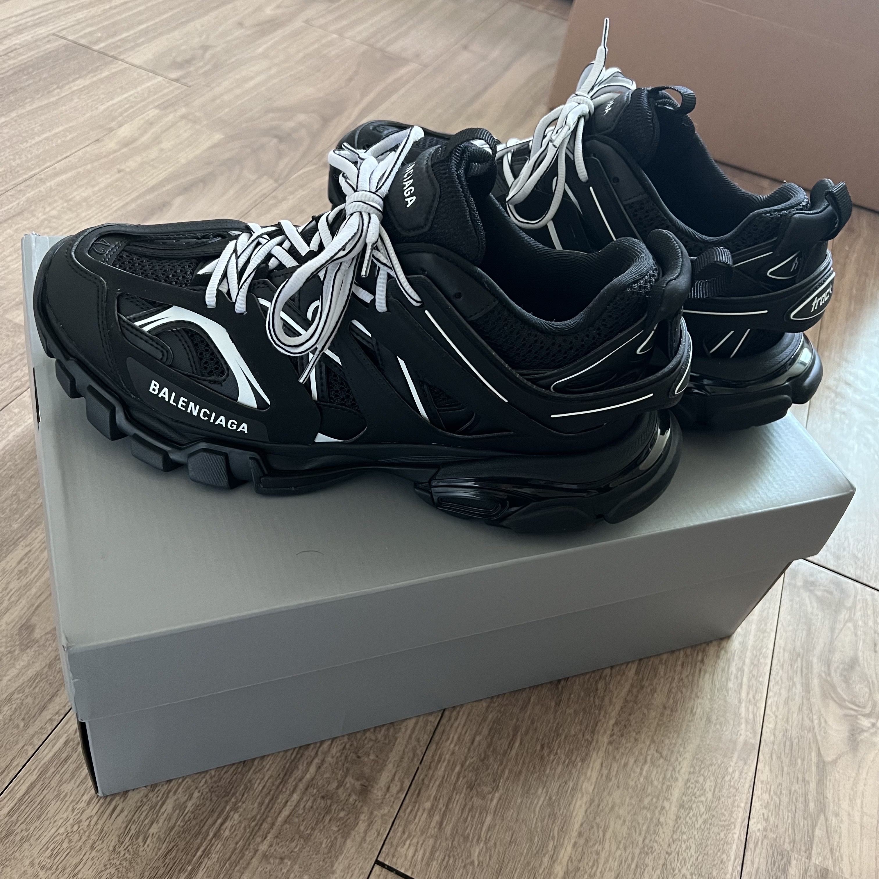 Balenciaga Track Sneakers Black White 착용 스타일