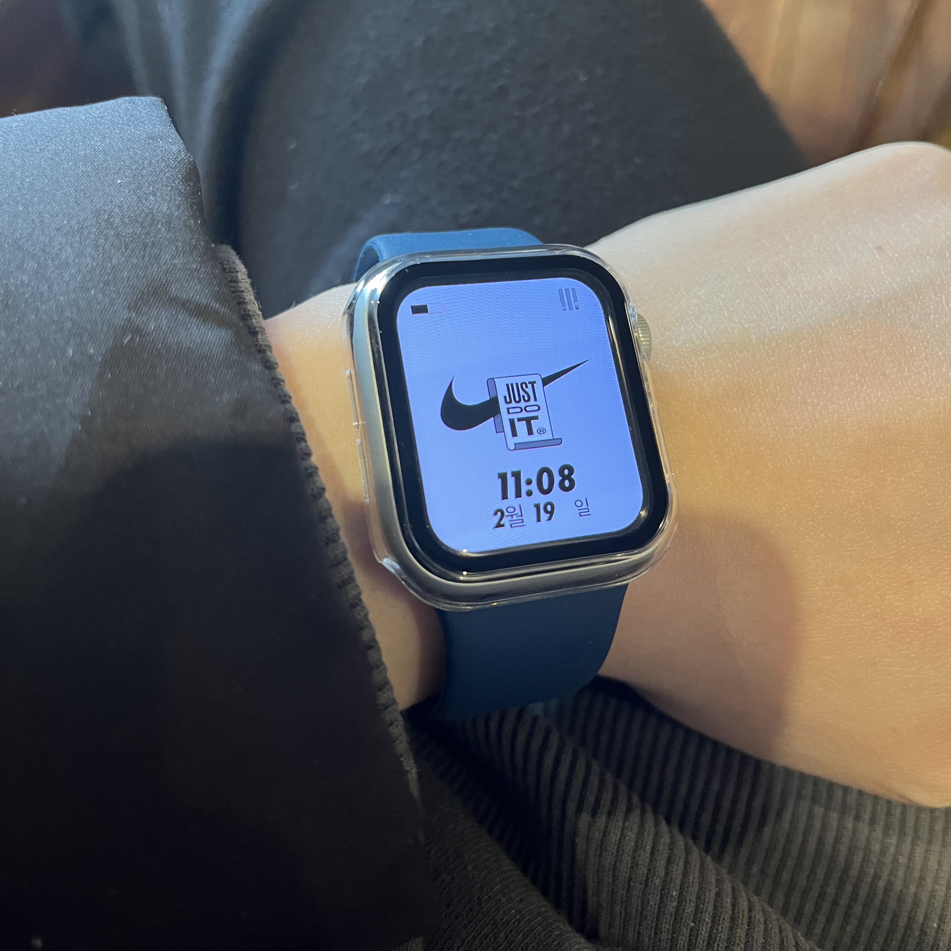 Apple Watch SE 40mm GPS Silver Aluminum Case with Sport Band Abyss Blue (Korean Ver.) 착용 스타일