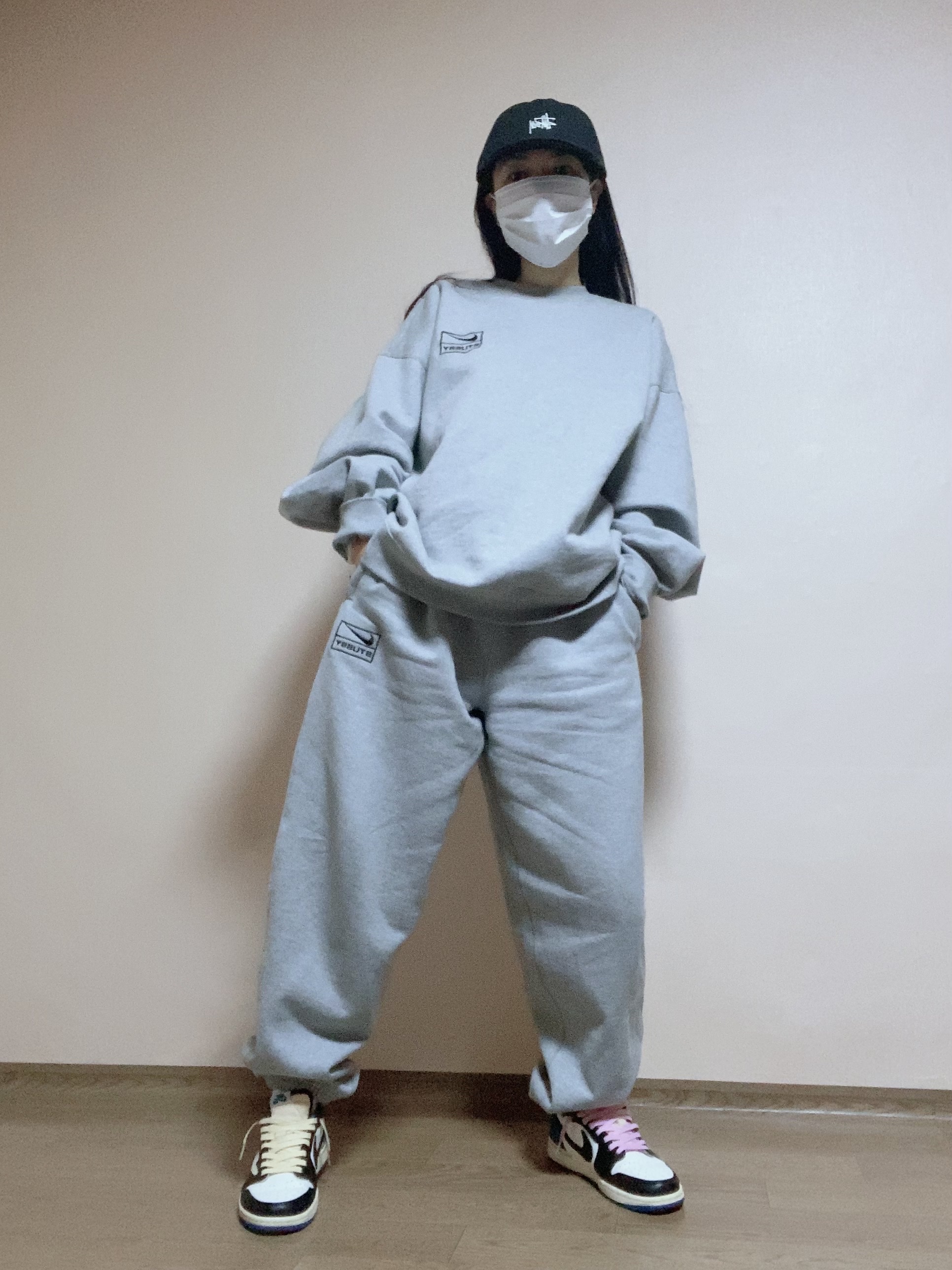 Nike x Stussy NRG Fleece Crewneck Dark Grey Heather (DO9337-063), Nike x Stussy NRG Fleece Pants Dark Grey Heather (DO9340-063) 착용 스타일 - 2