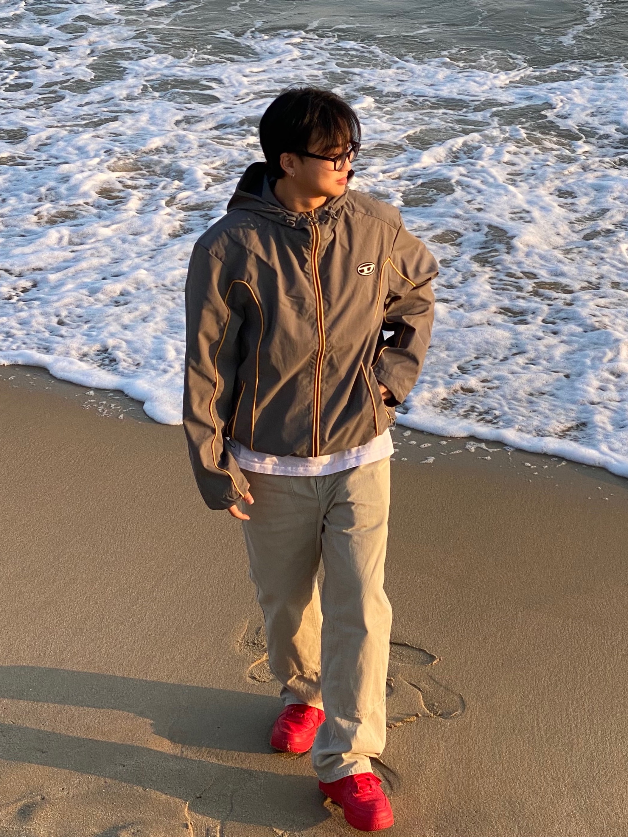 Diesel J-Hives Windbreaker with Contrast Piping Grey, Nike Air Force 1 '07 LV8 Low 1 Triple Red 착용 스타일