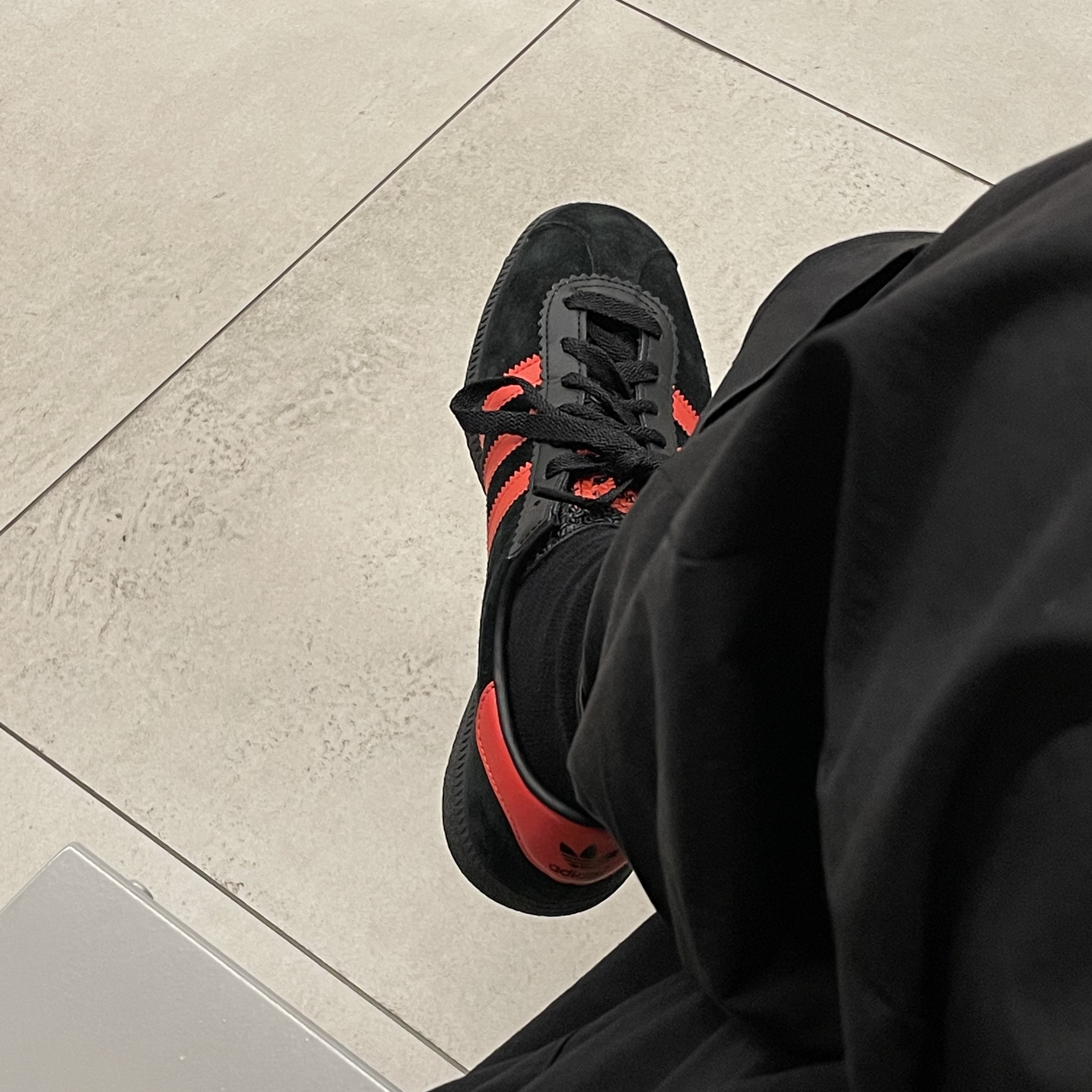Adidas Brussels Core Black Bright Red 착용 스타일