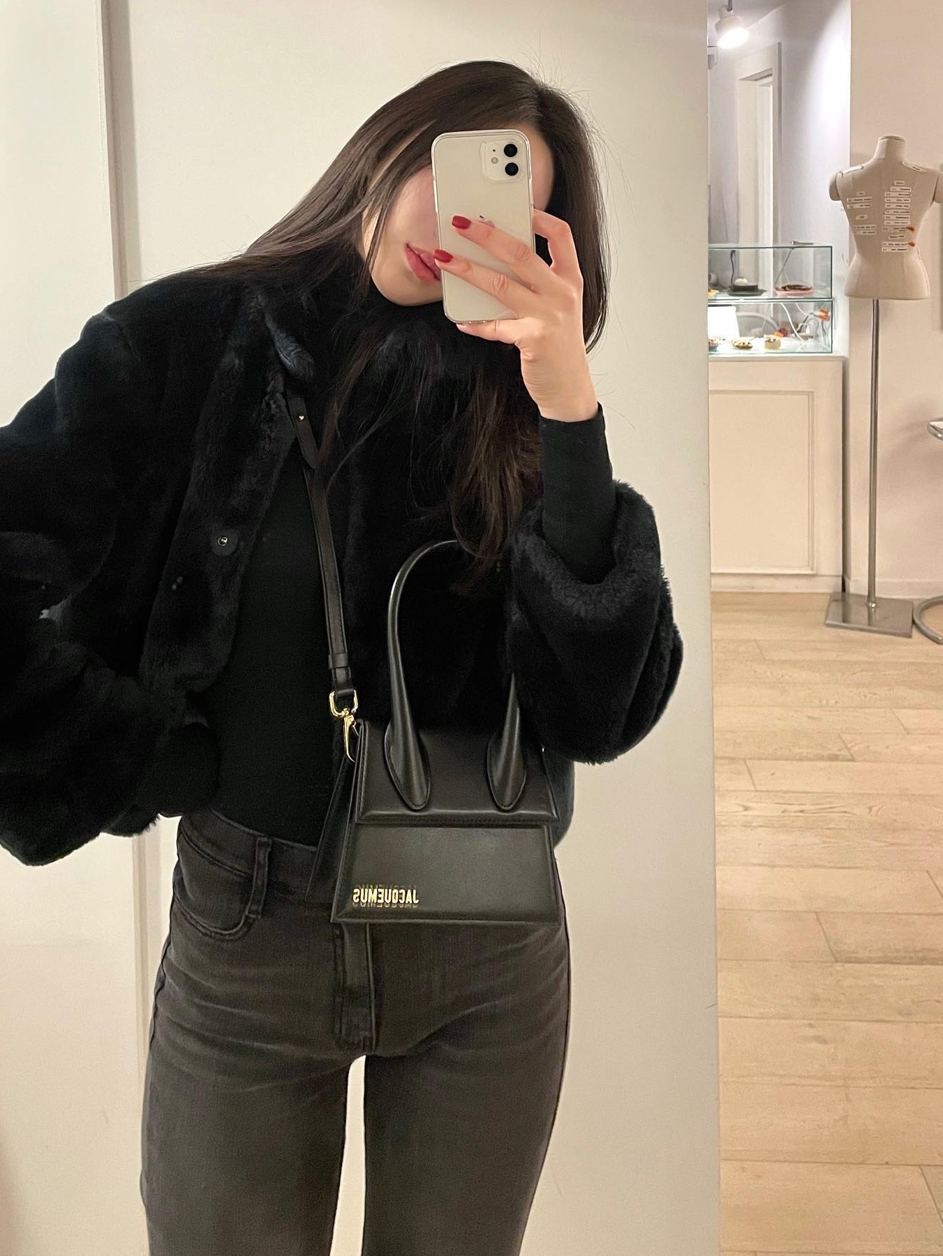 Jacquemus Le Chiquito Signature Leather Mini Handbag Black, Jacquemus Le Chiquito Signature Leather Mini Handbag White 착용 스타일