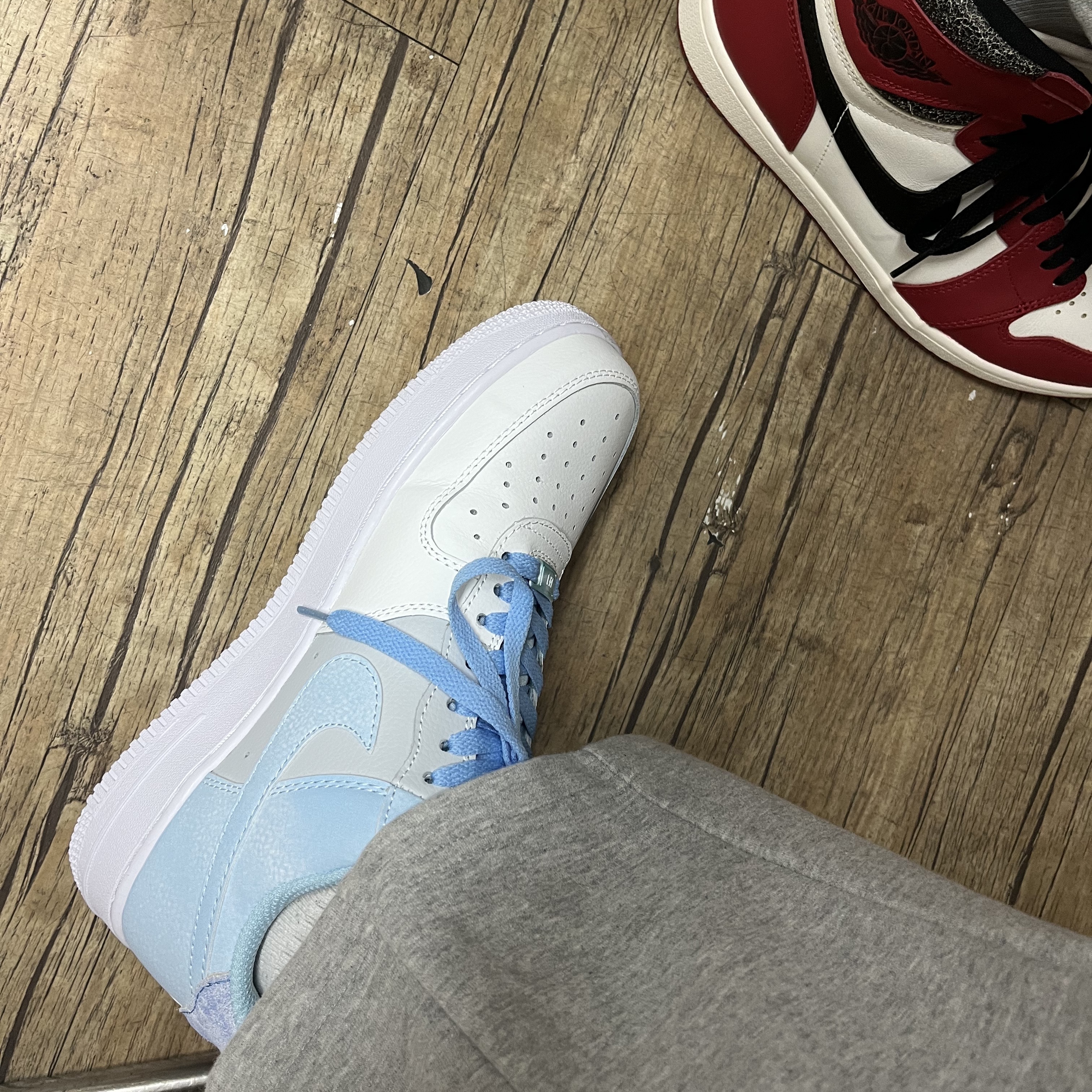 Nike Air Force 1 '07 LV8 Psychic Blue, Jordan 1 Retro High OG Chicago 2022 착용 스타일 - 1