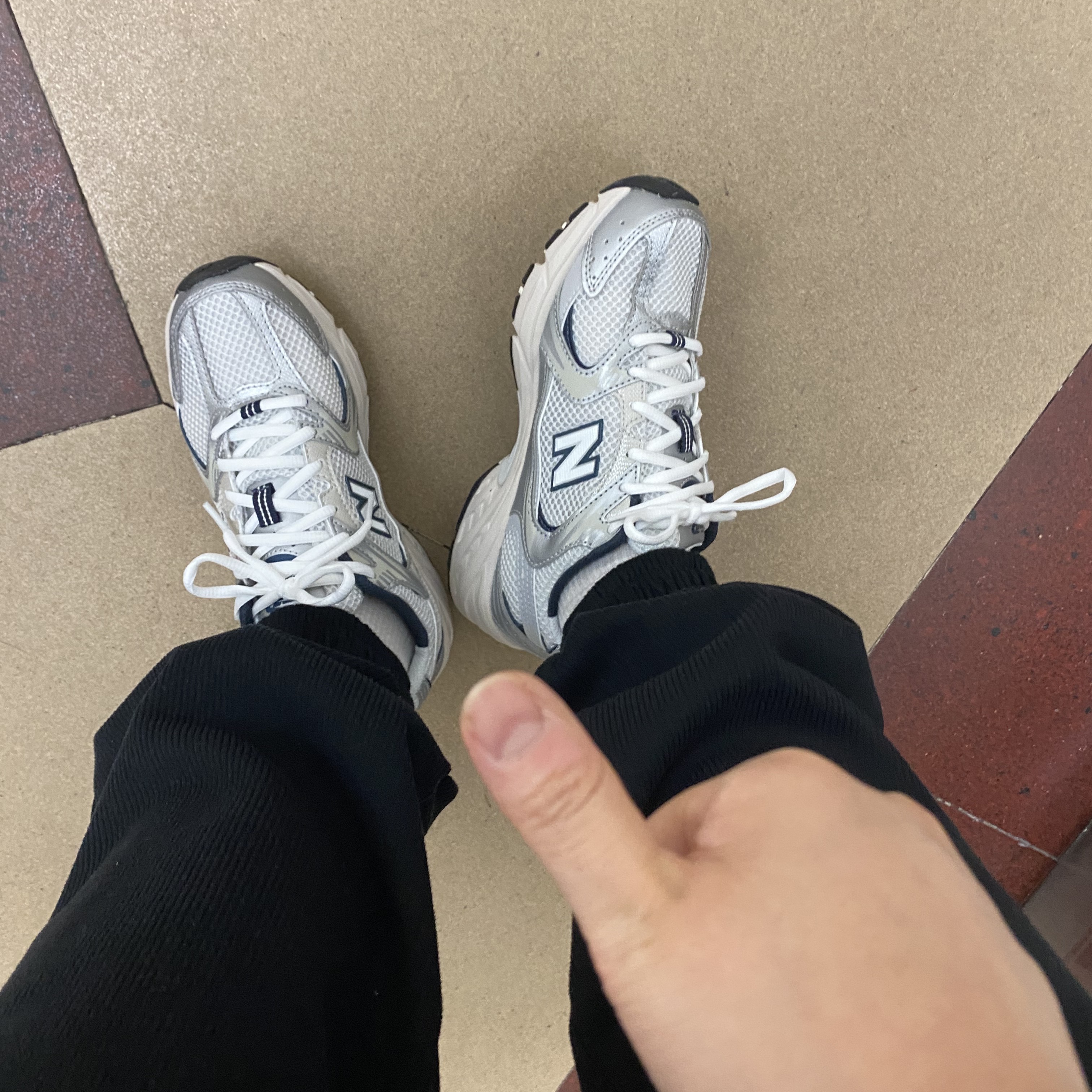 New Balance 530 Steel Grey 착용 스타일 - 1