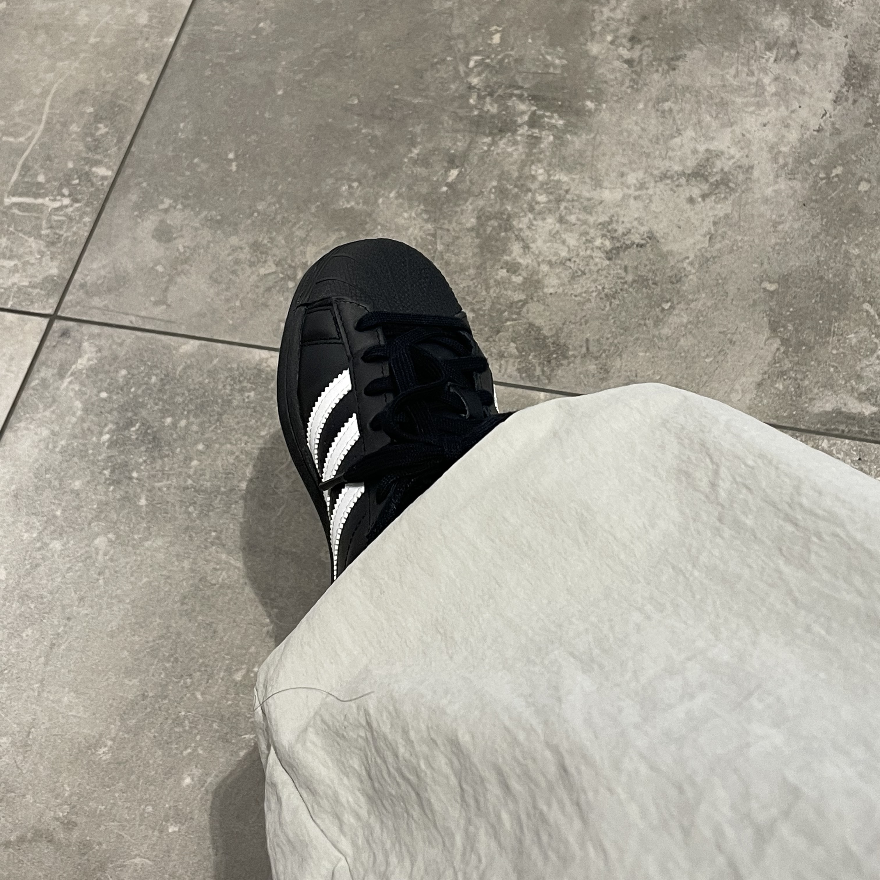 Adidas Superstar Core Black White 착용 스타일