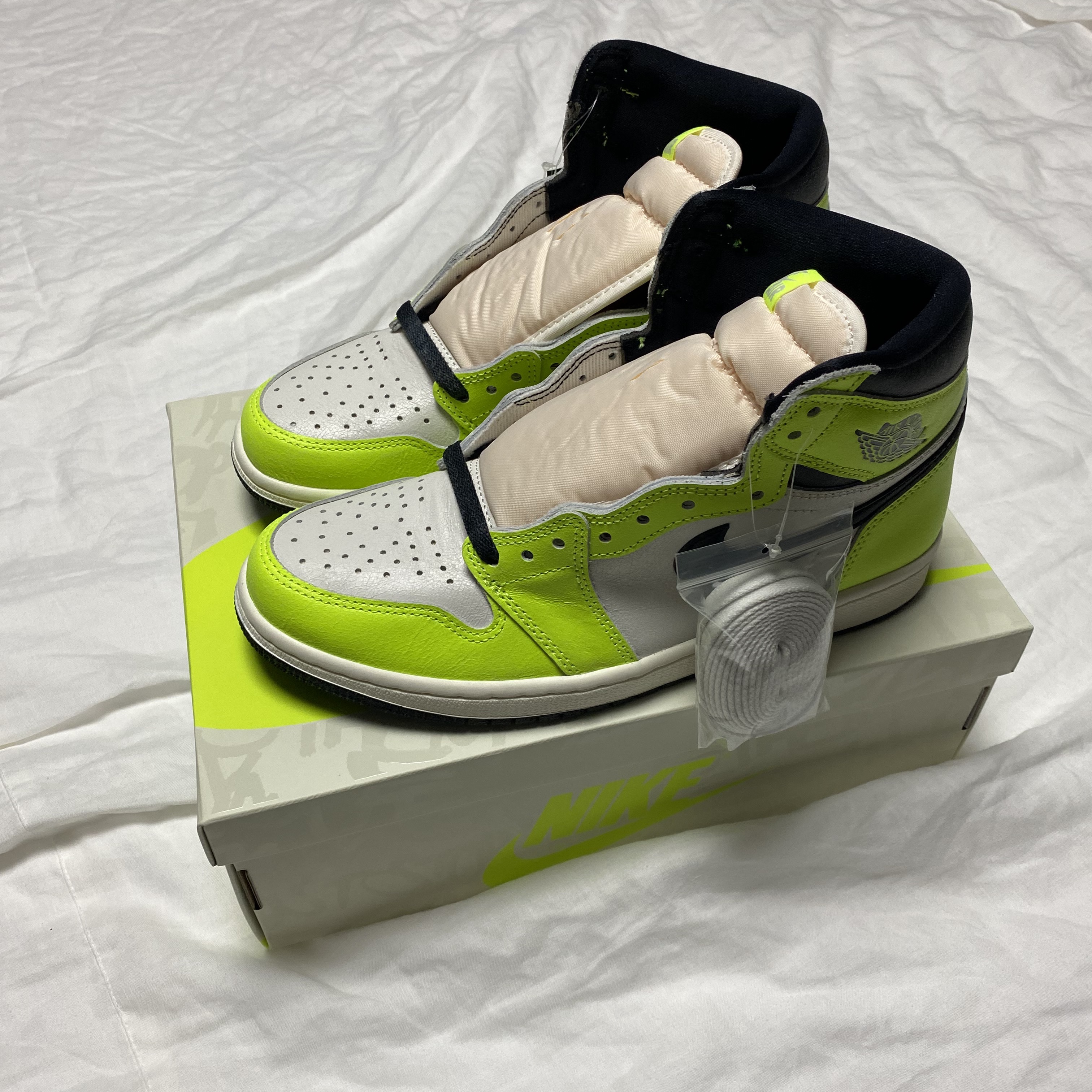 Jordan 1 Retro High OG Volt 착용 스타일 - 3
