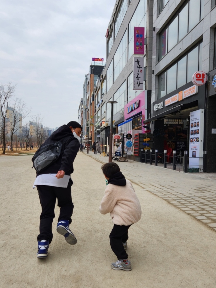 Nike x Ambush Dunk High Deep Royal Blue, Nike NRG Solo Swoosh Fleece Hoodie Black White - US/EU 착용 스타일 - 3