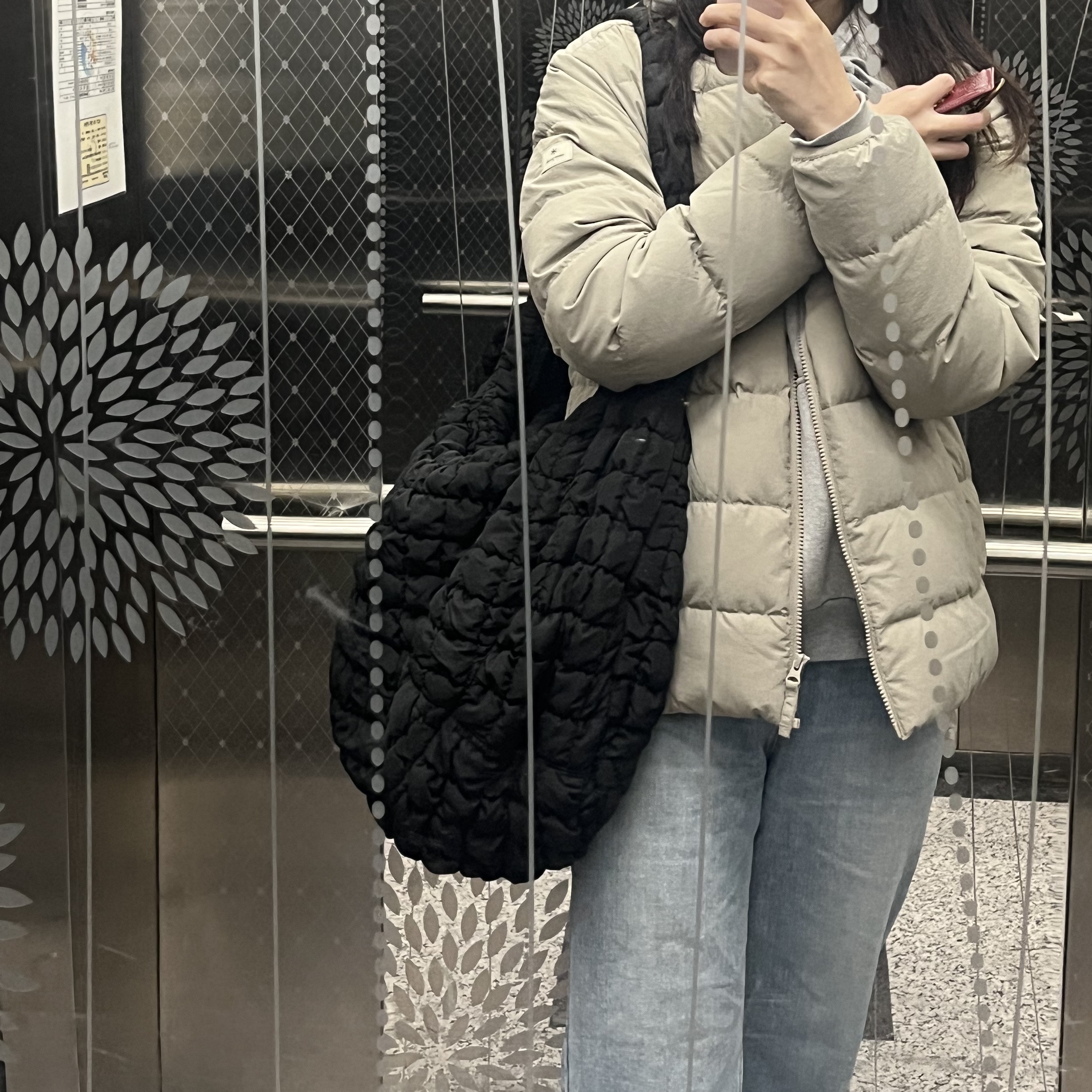 COS Quilted Oversized Shoulder Bag Black 착용 스타일