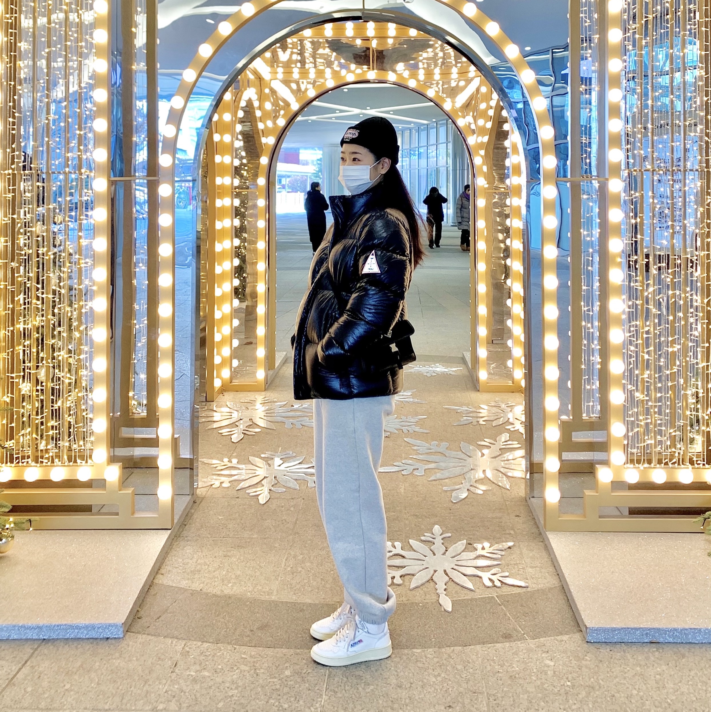 (W) Autry Medalist Low Leather Sneakers White, Prada Re-Nylon and Saffiano Leather Smartphone Case Black 착용 스타일