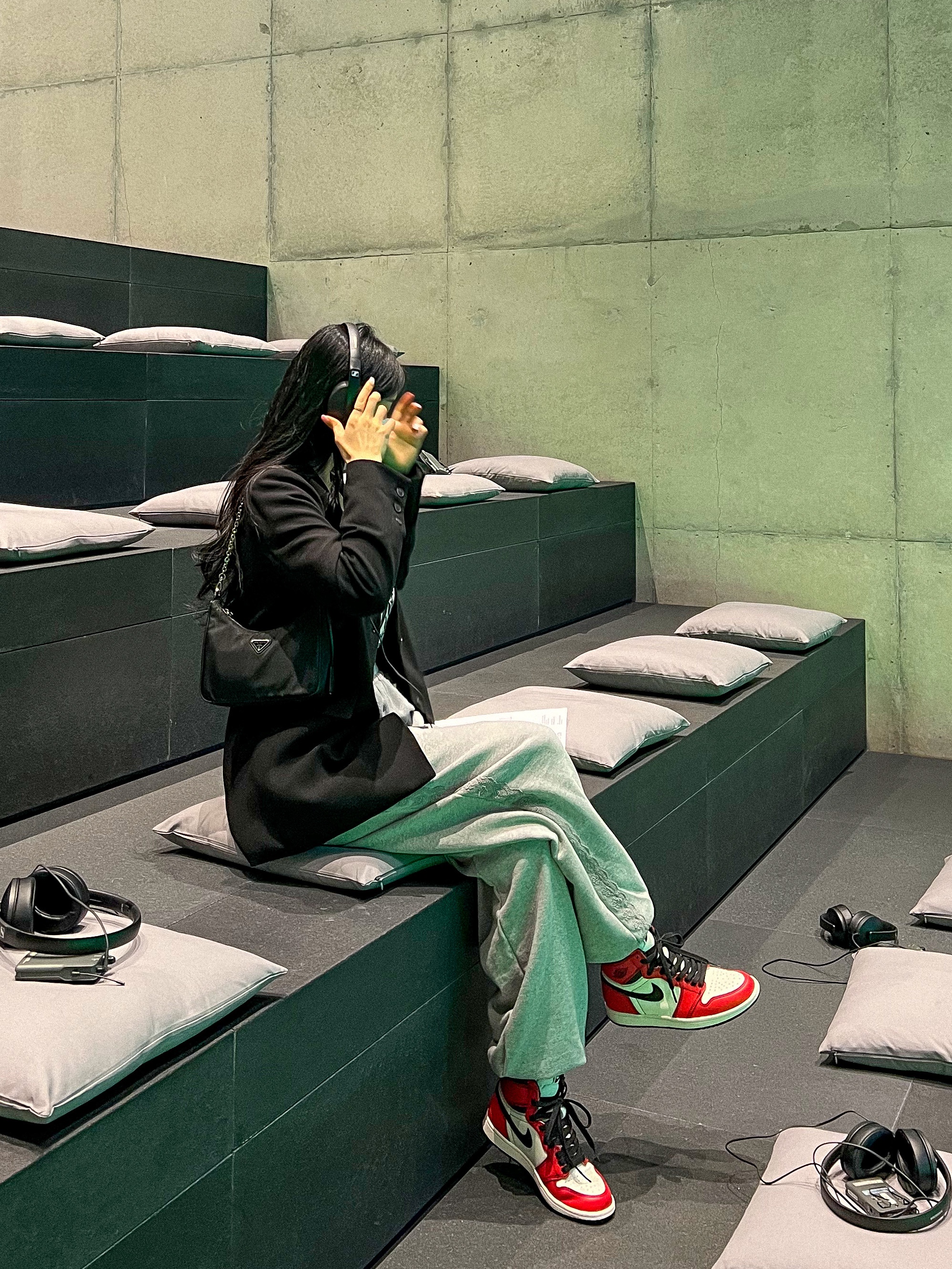 Jordan 1 Retro High OG Defiant SB LA to Chicago, Prada Re-Edition 2005 Re-Nylon Shoulder Bag Black 착용 스타일 - 2
