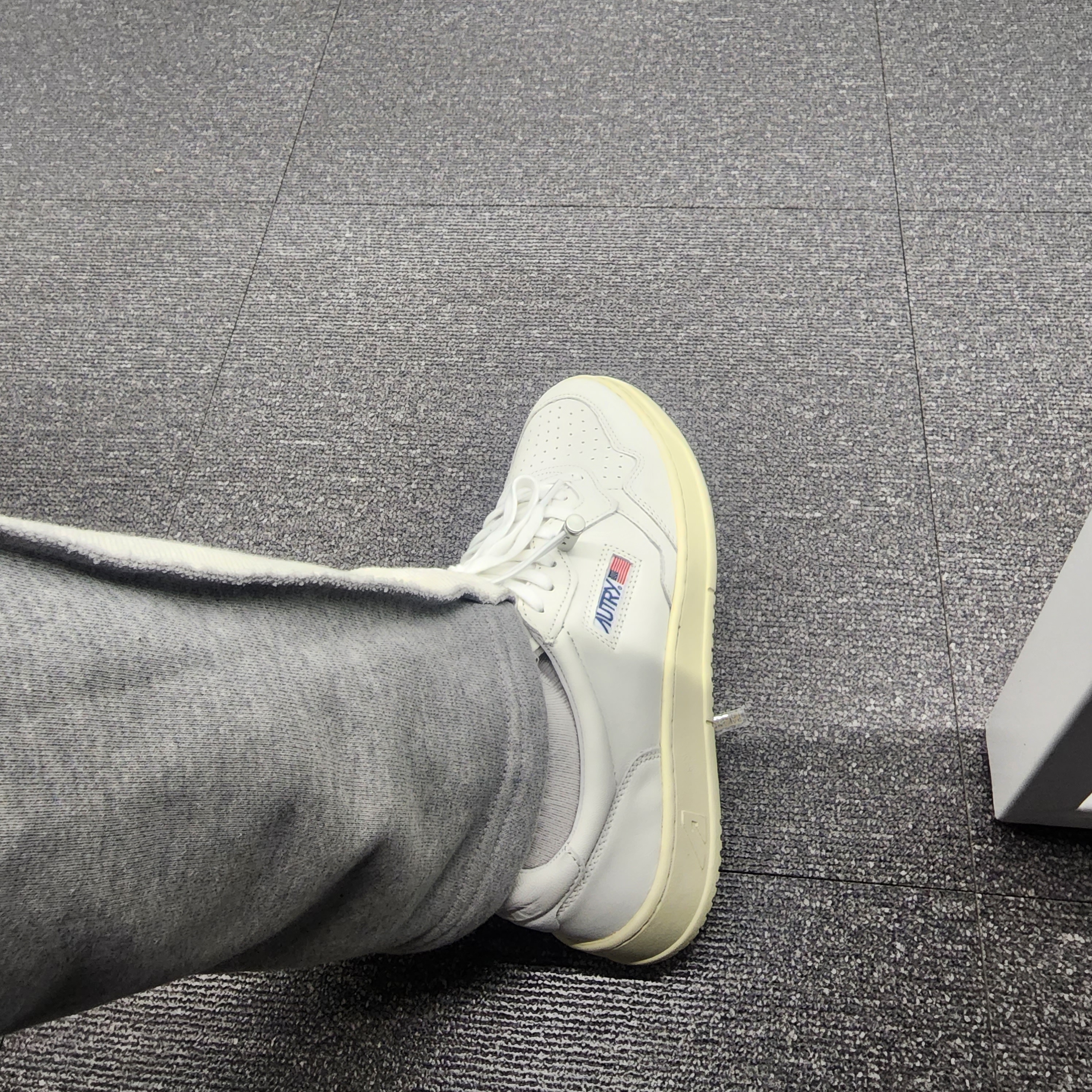Autry Medalist Low Goatskin Sneakers White 착용 스타일 - 2