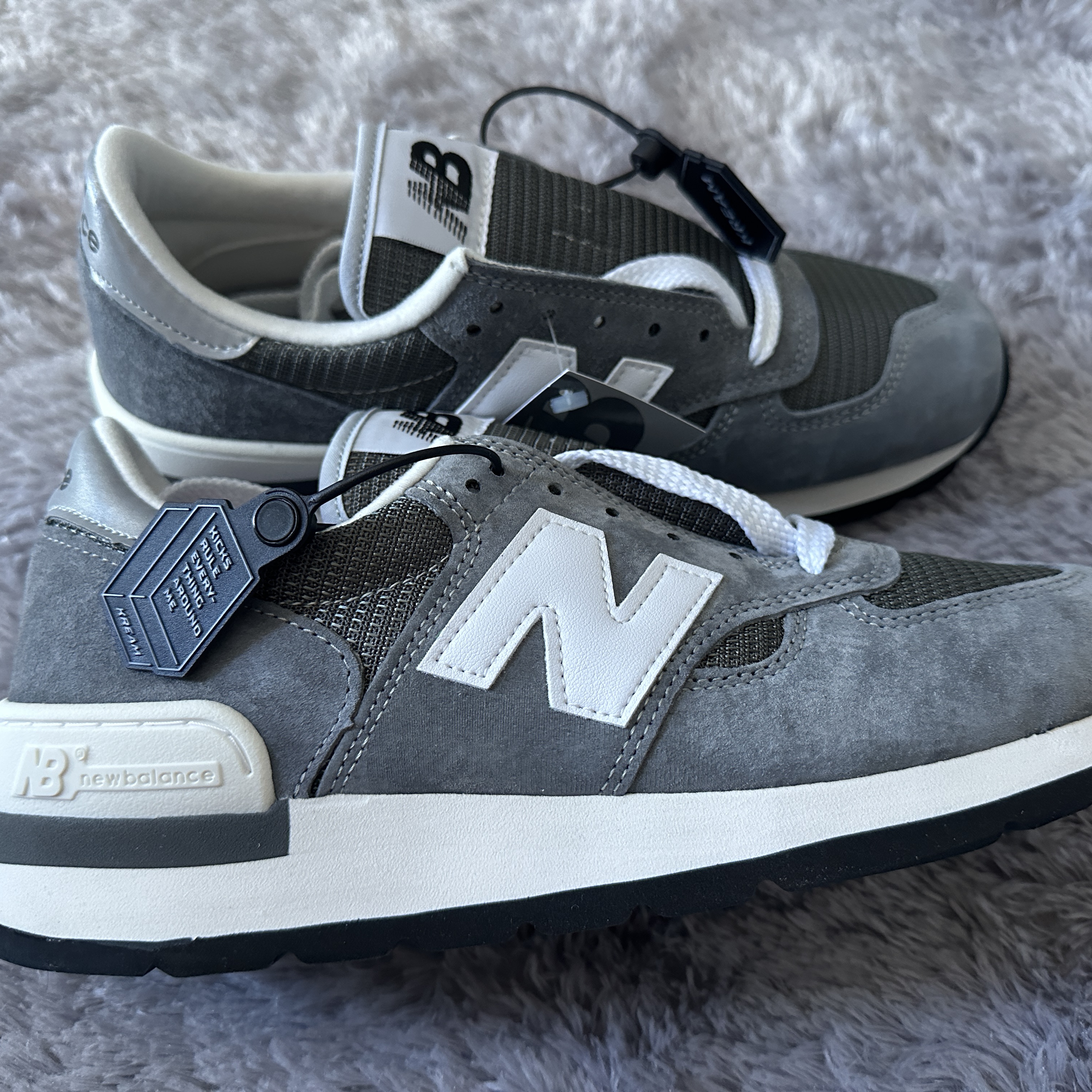 New Balance 990v1 Made in USA Grey White 착용 스타일 - 1