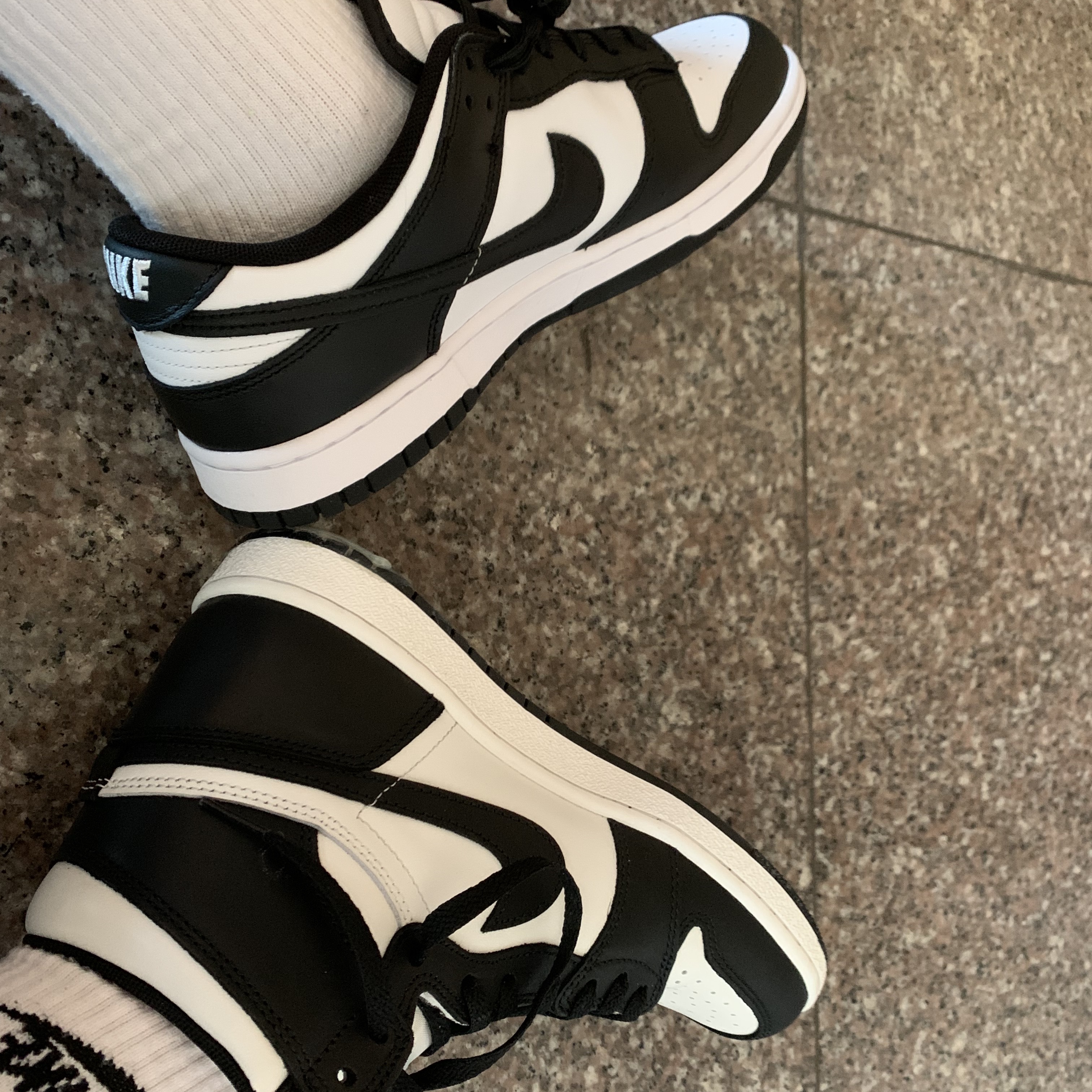 Nike Dunk Low Retro Black, Jordan 1 High 85 Black White 착용 스타일 - 3