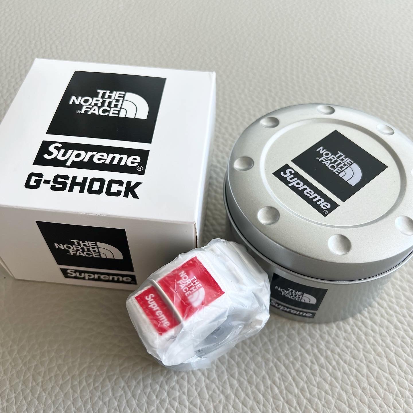 Casio G-Shock x Supreme x The North Face DW-6900 White 착용 스타일 - 2