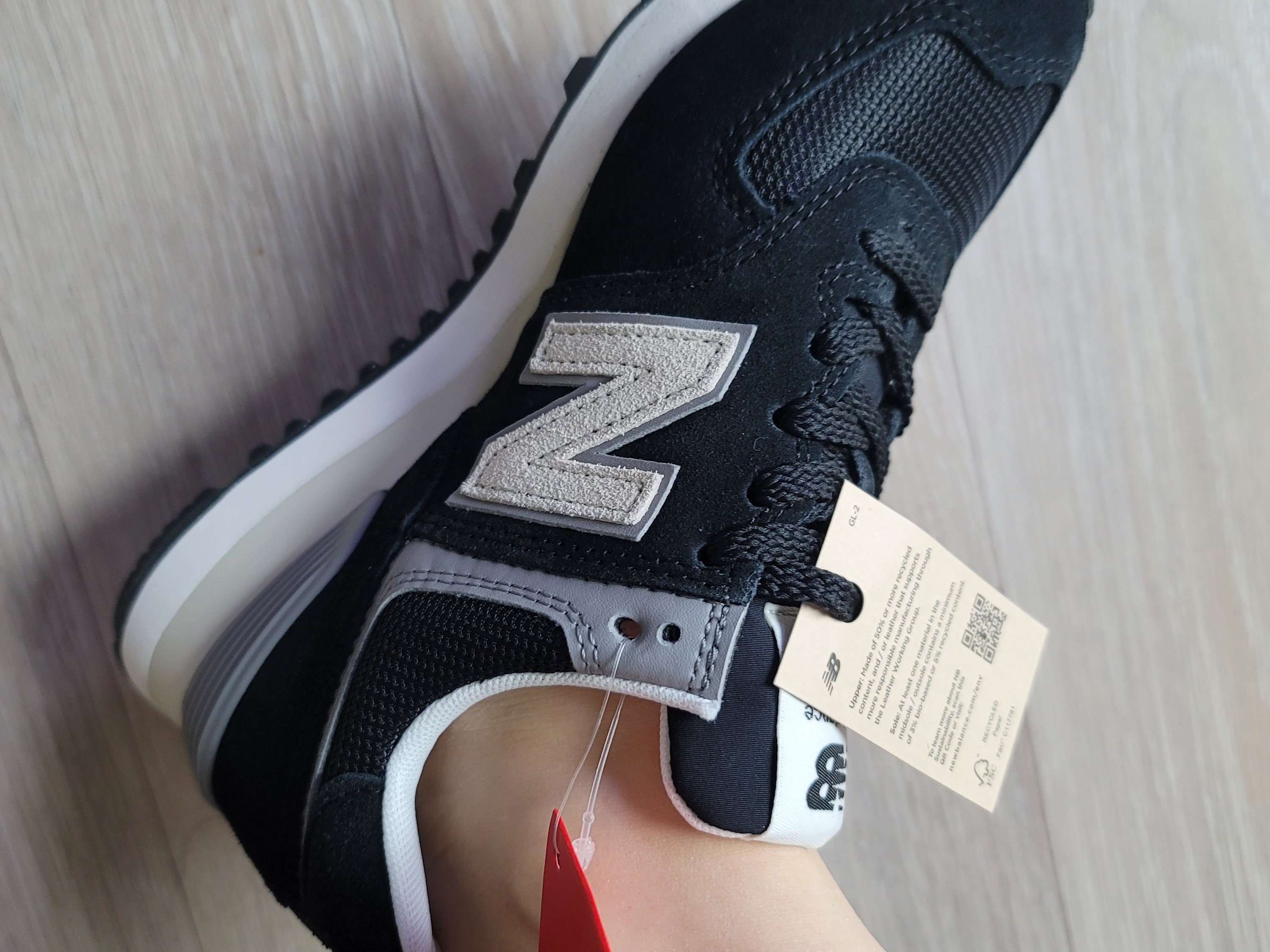 New Balance 574 Classics Reimagined Black 착용 스타일 - 1