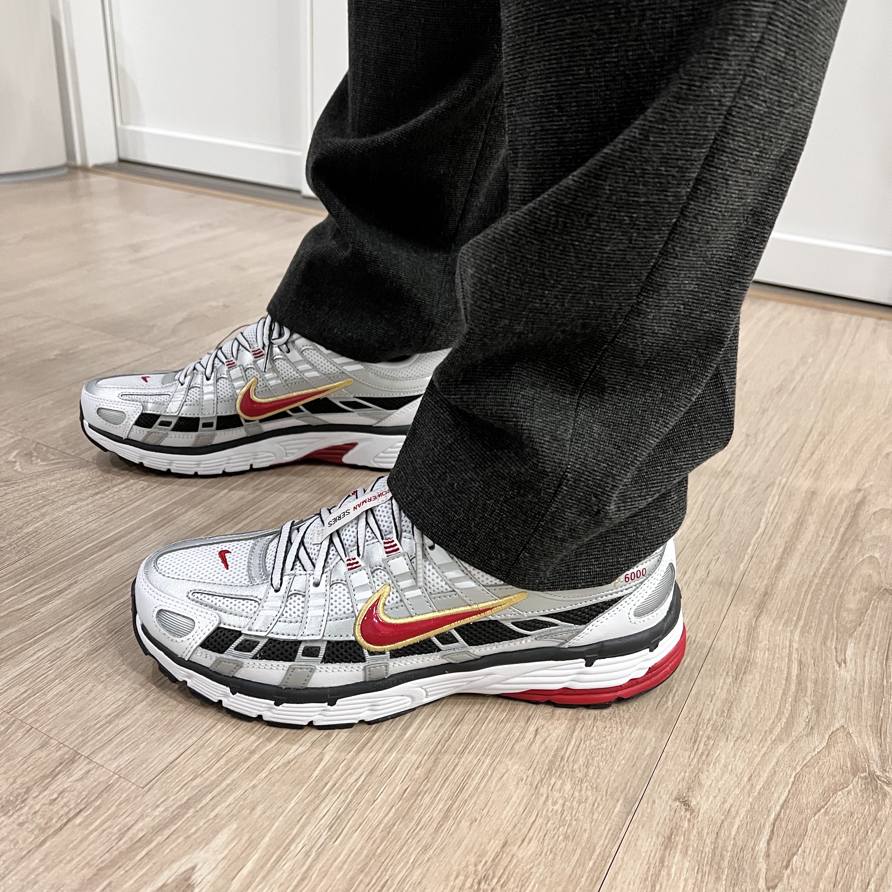 (W) Nike P-6000 Metallic Silver Red 착용 스타일 - 1