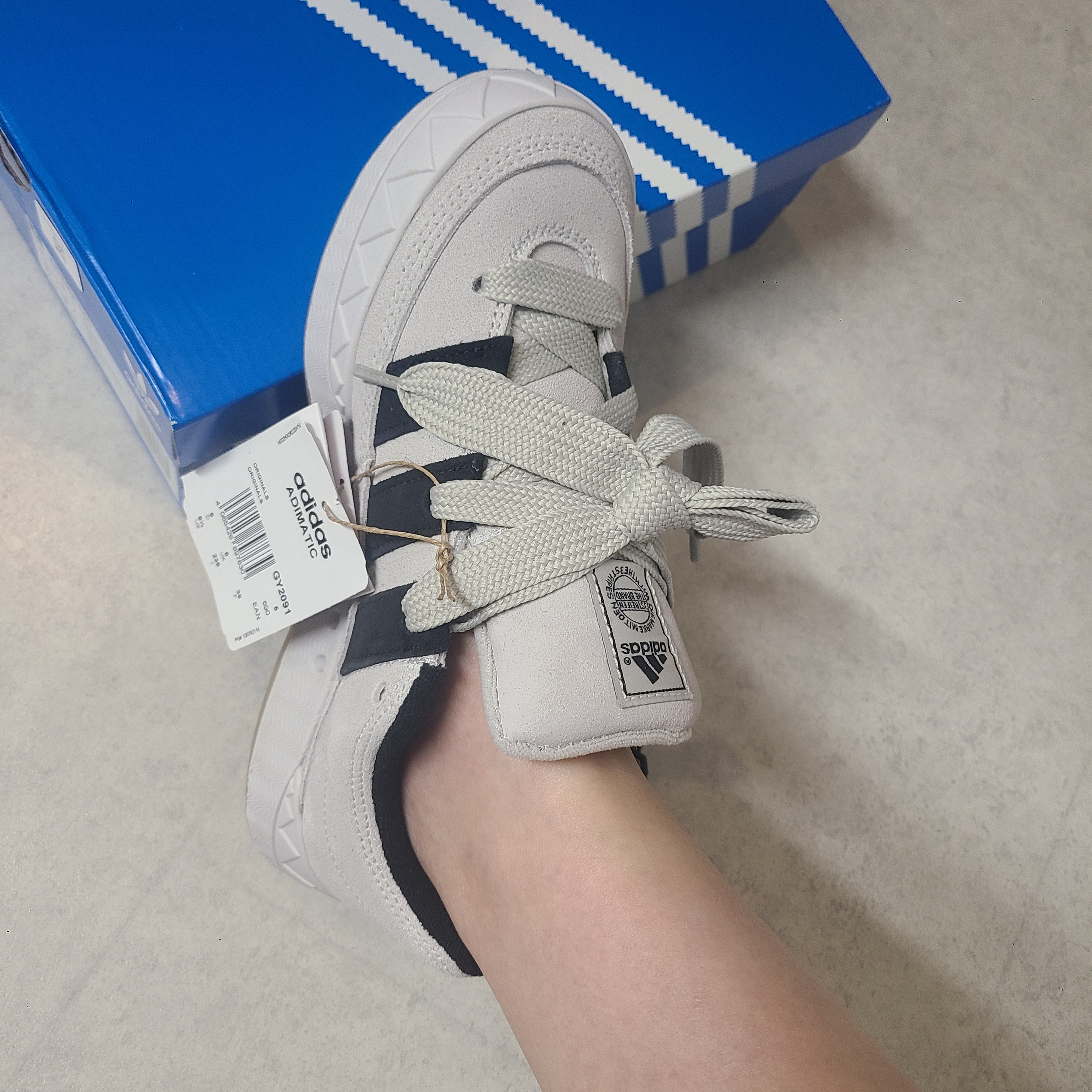 Adidas Adimatic Grey One 착용 스타일
