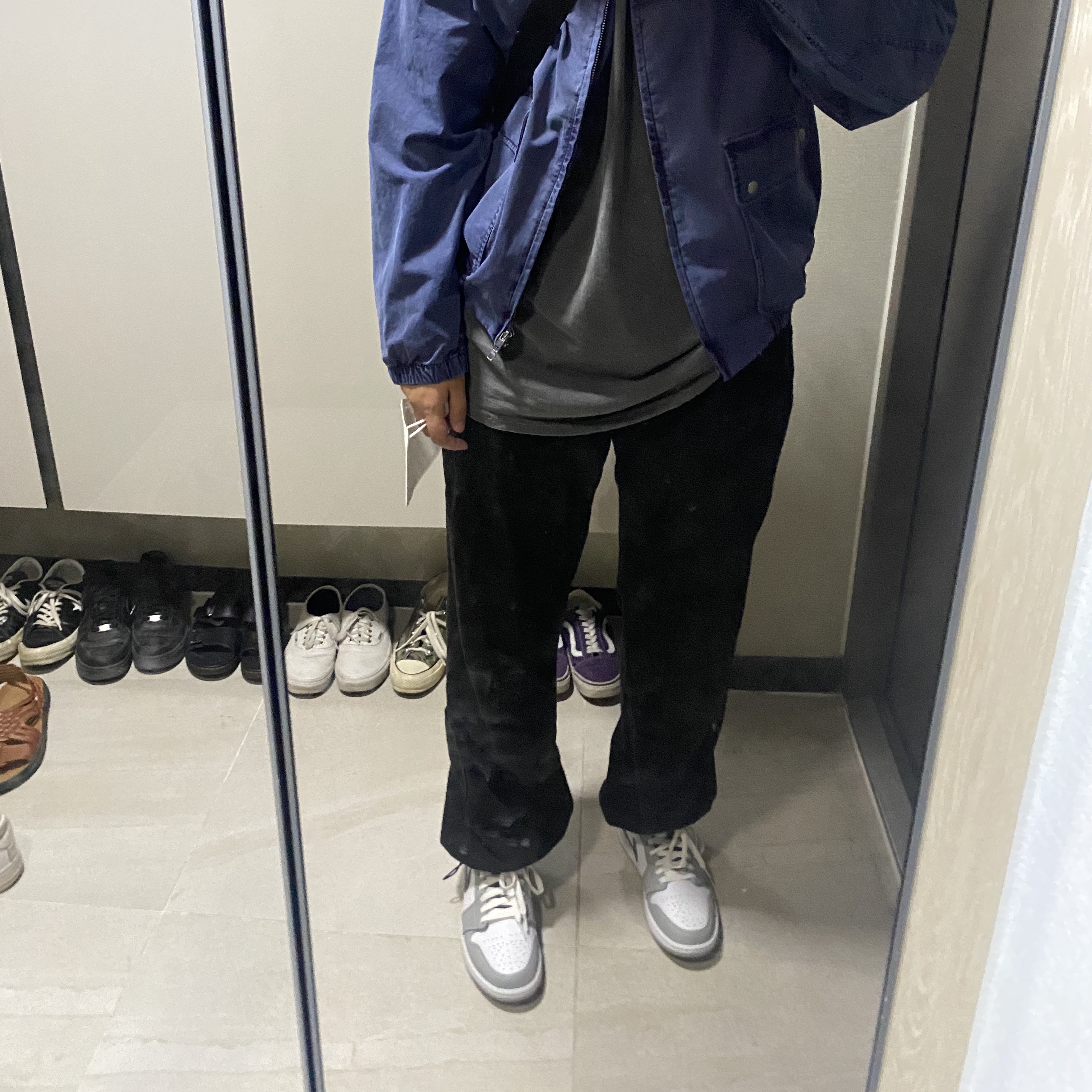 Jordan 1 Mid Light Smoke Grey Anthracite, Apple Watch Nike SE 40mm GPS Silver Aluminum Case with Nike Sport Band USB C Pure Platinum Black (Korean Ver.) 착용 스타일 - 2