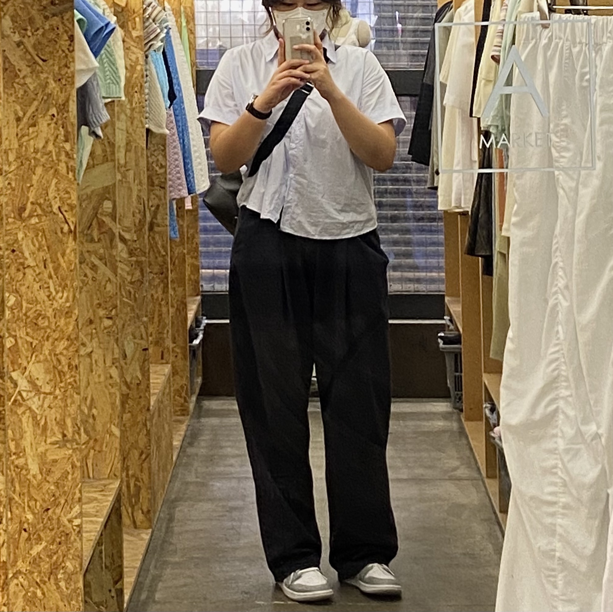 Jordan 1 Mid Light Smoke Grey Anthracite, Apple Watch Nike SE 40mm GPS Silver Aluminum Case with Nike Sport Band USB C Pure Platinum Black (Korean Ver.) 착용 스타일 - 1