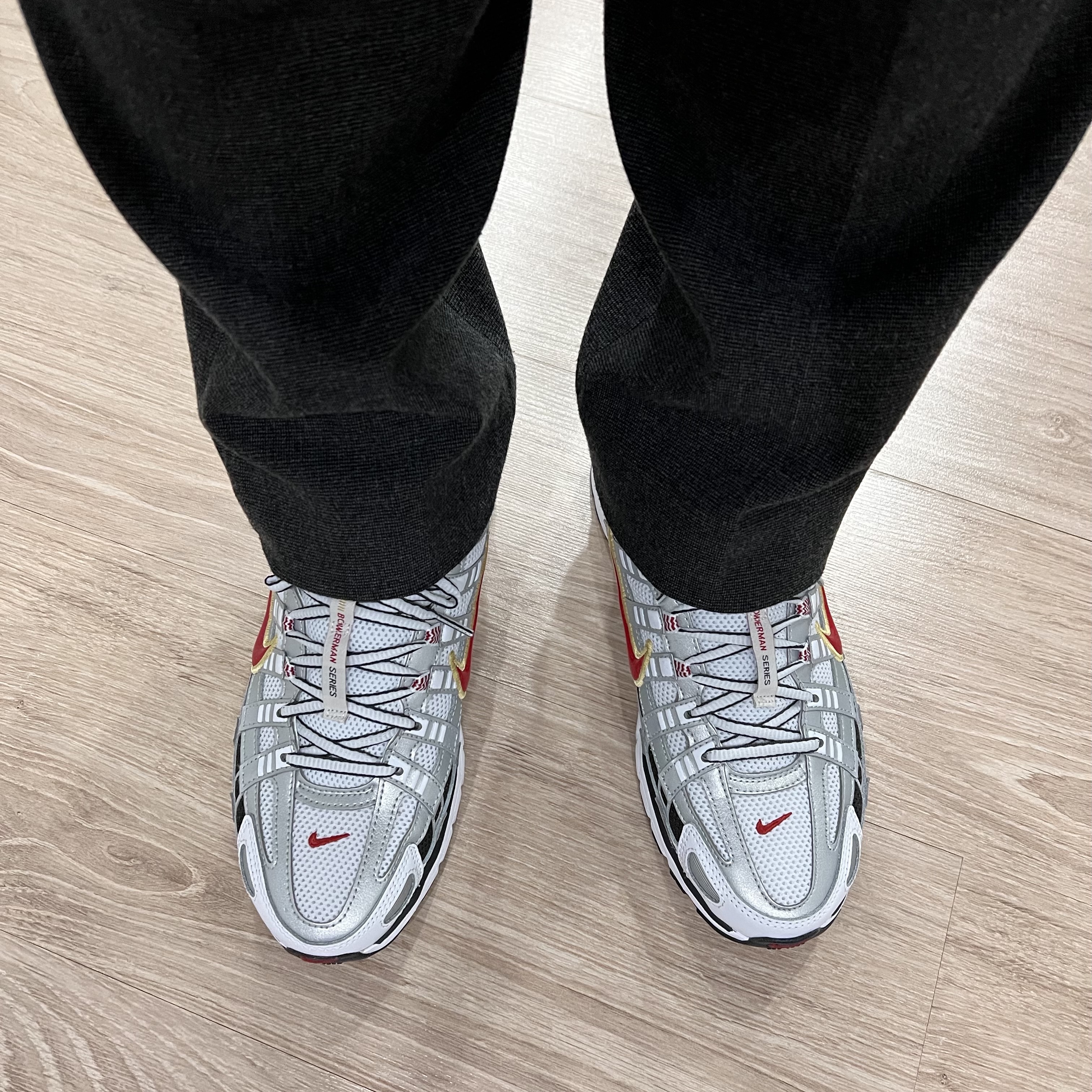 (W) Nike P-6000 Metallic Silver Red 착용 스타일 - 2