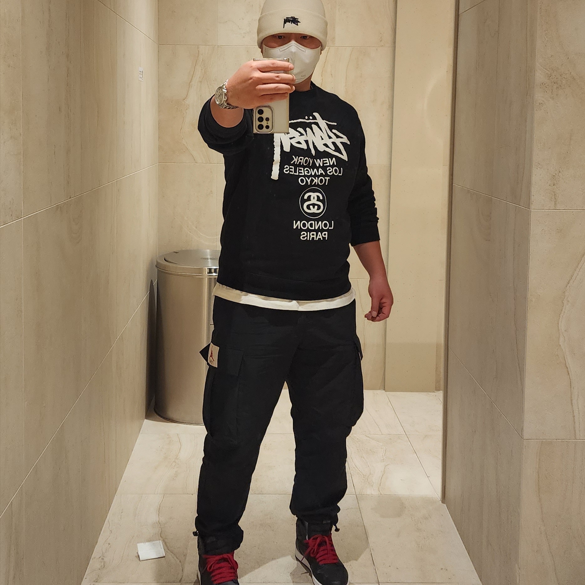 Stussy World Tour Crew Black 2022, Nike x Stussy NRG Cuffed Beanie Summit White 착용 스타일