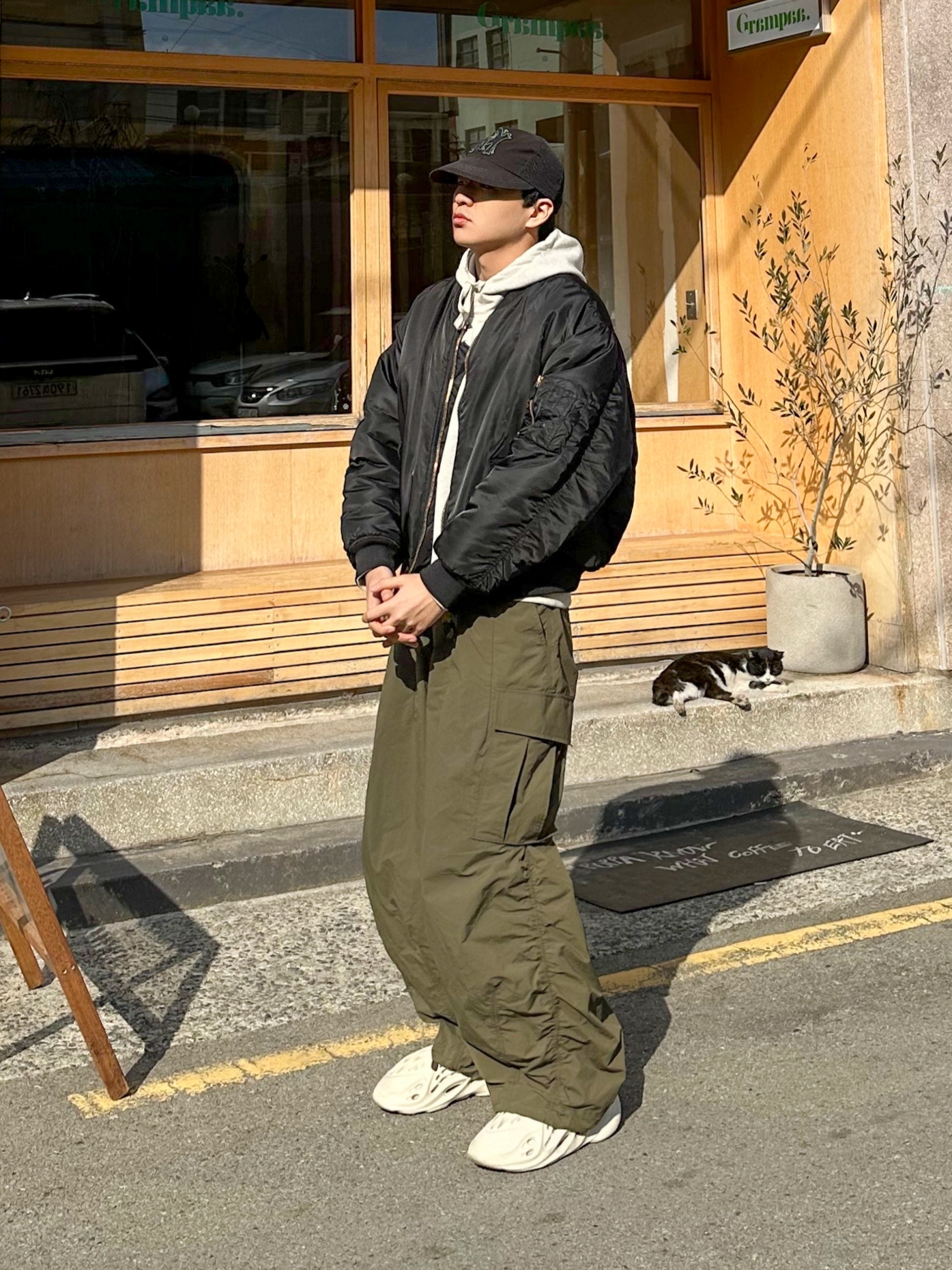 Adidas Yeezy Foam RNNR Sand 착용 스타일 - 1