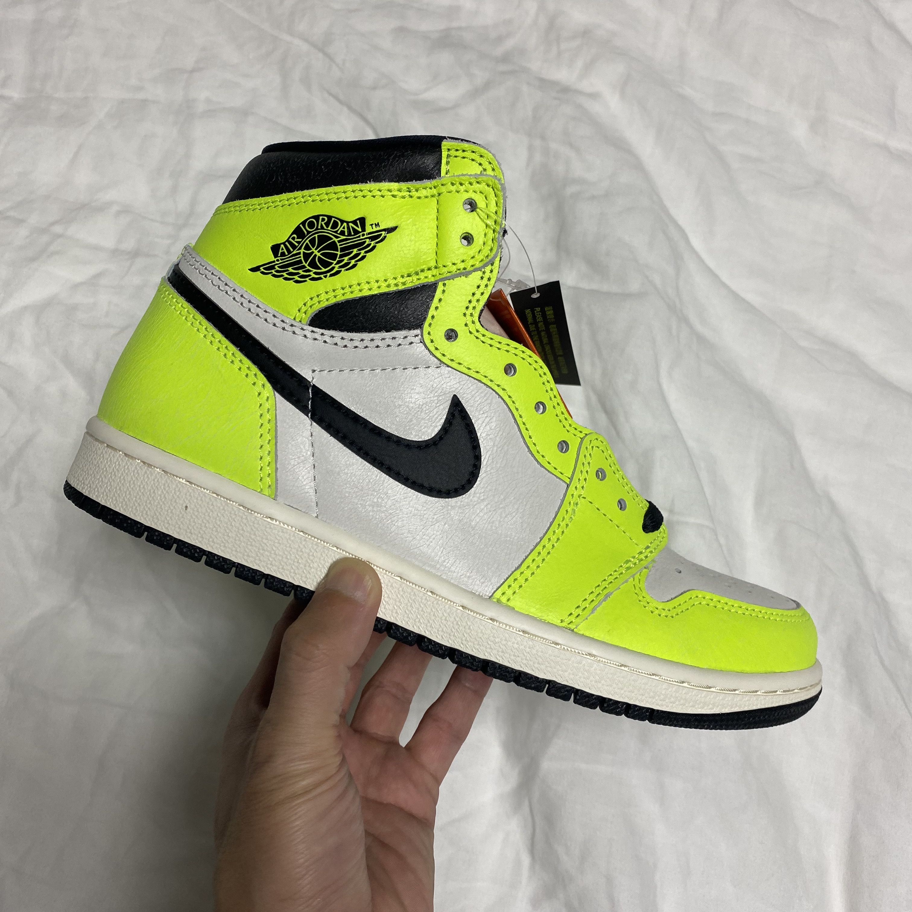 Jordan 1 Retro High OG Volt 착용 스타일 - 1