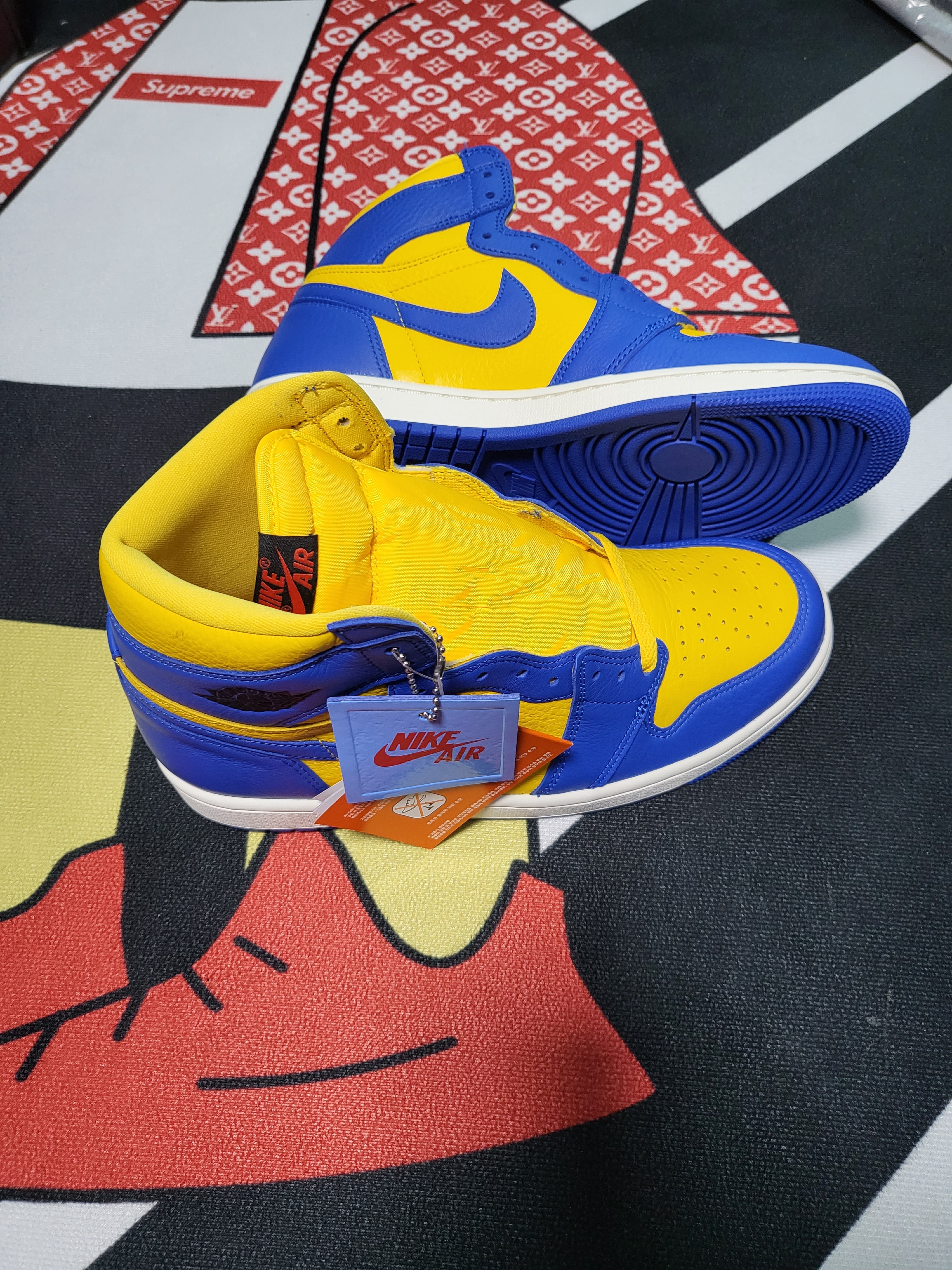 (W) Jordan 1 Retro High OG Game Royal and Varsity Maize 착용 스타일