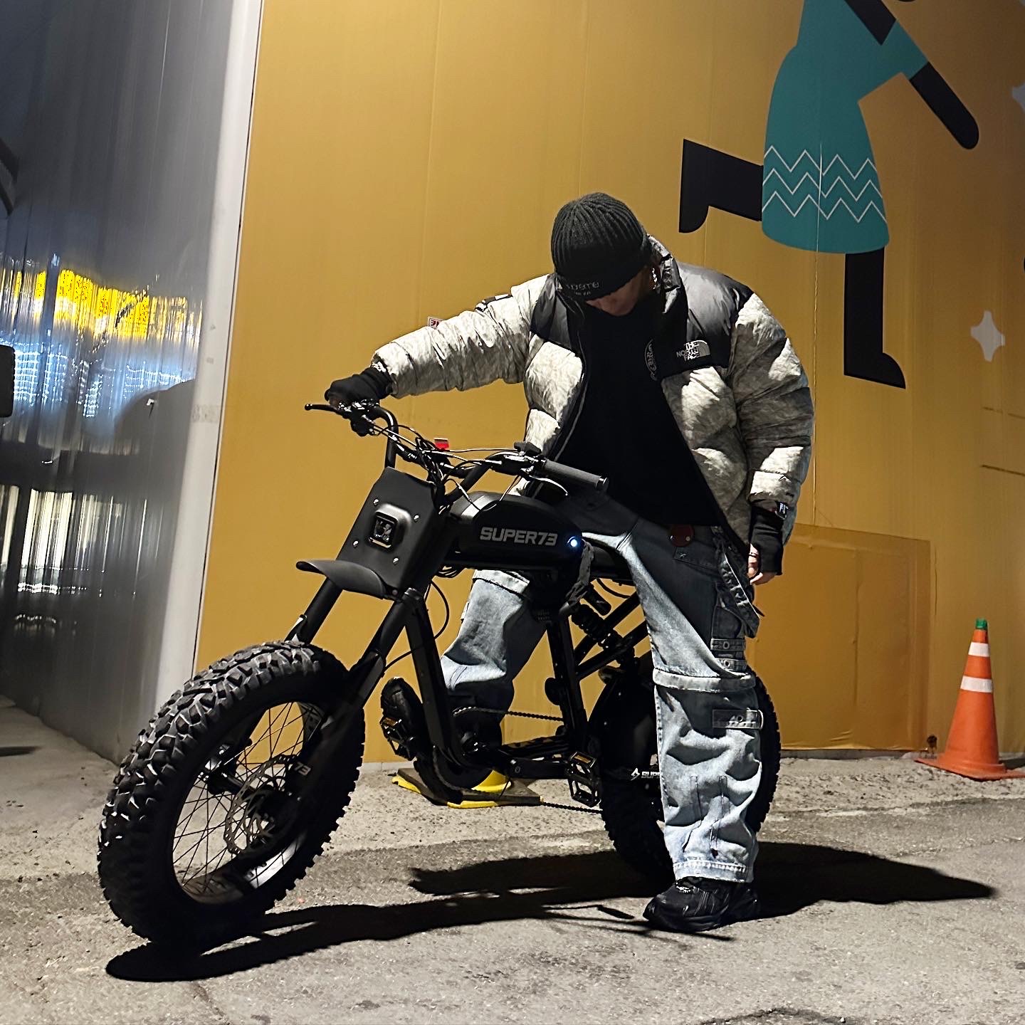Balenciaga Runner Sneakers Monocolor Black, Supreme x The North Face Paper Print Nuptse Jacket - 19FW 착용 스타일