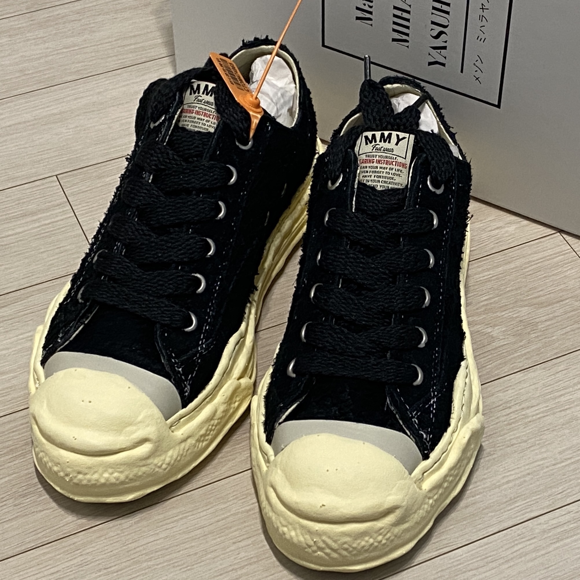 Maison Mihara Yasuhiro Hank OG Sole Broken Suede Low-top Sneakers Black 착용 스타일