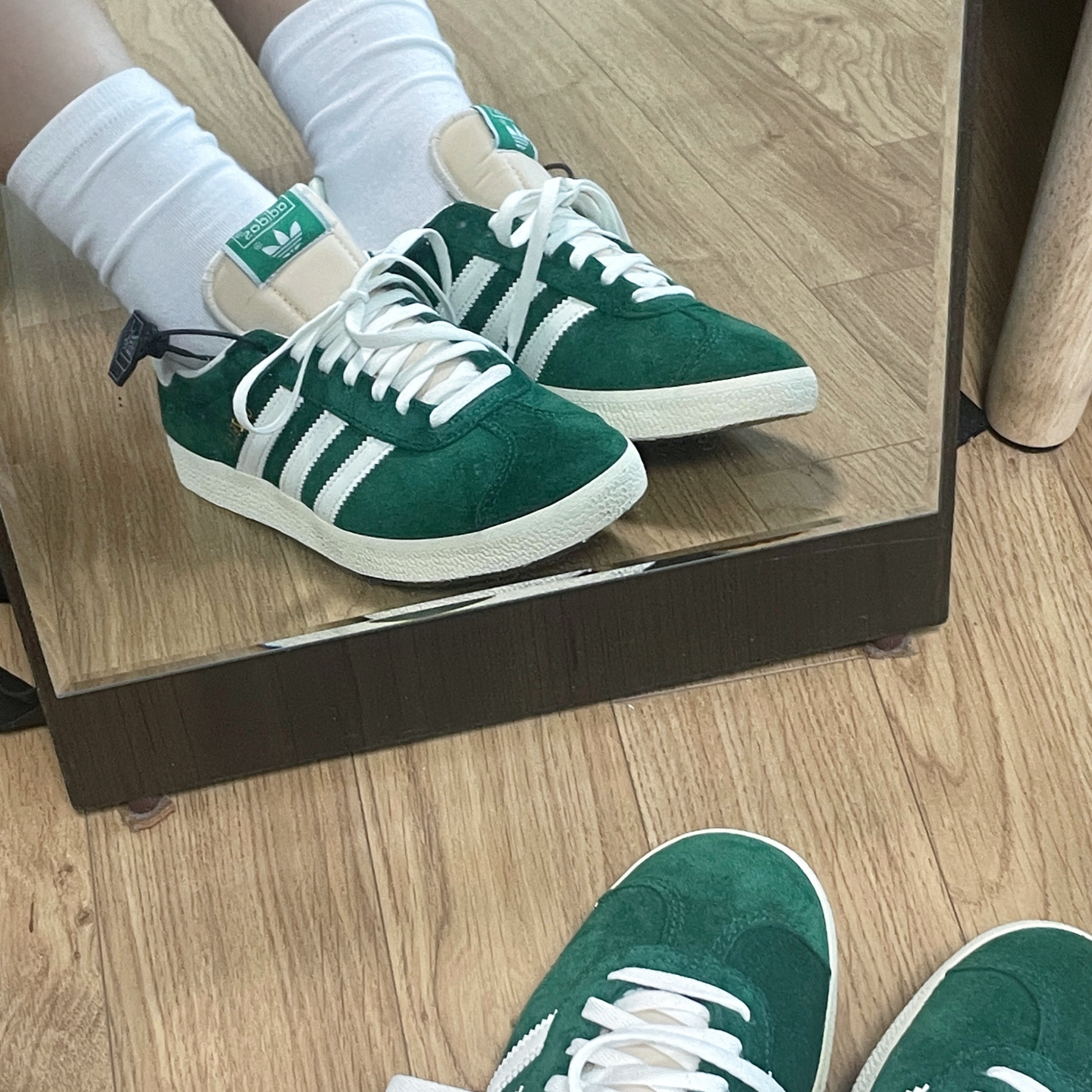 Adidas Gazelle Dark Green Cream White 착용 스타일 - 1