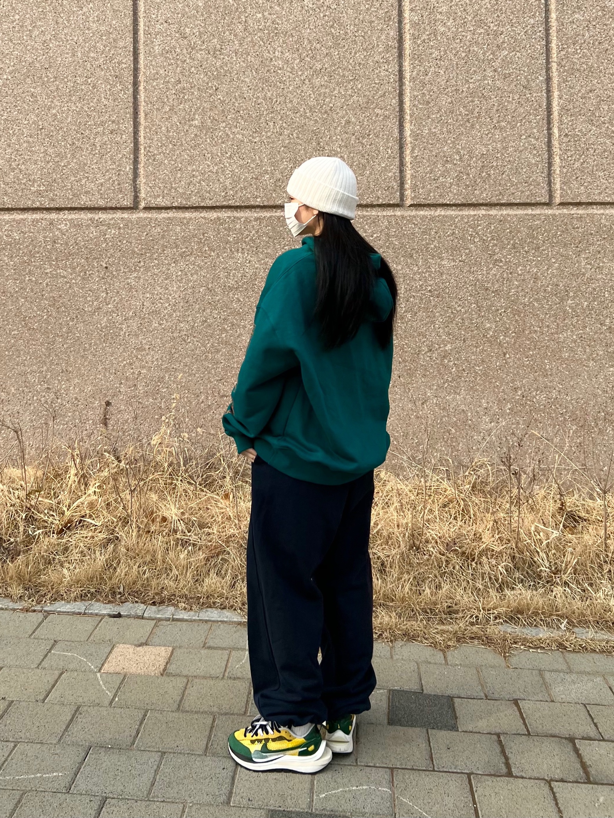 Nike NRG Beanie Summit White, Nike x Sacai VaporWaffle Tour Yellow & Gorge Green Sail 착용 스타일 - 3