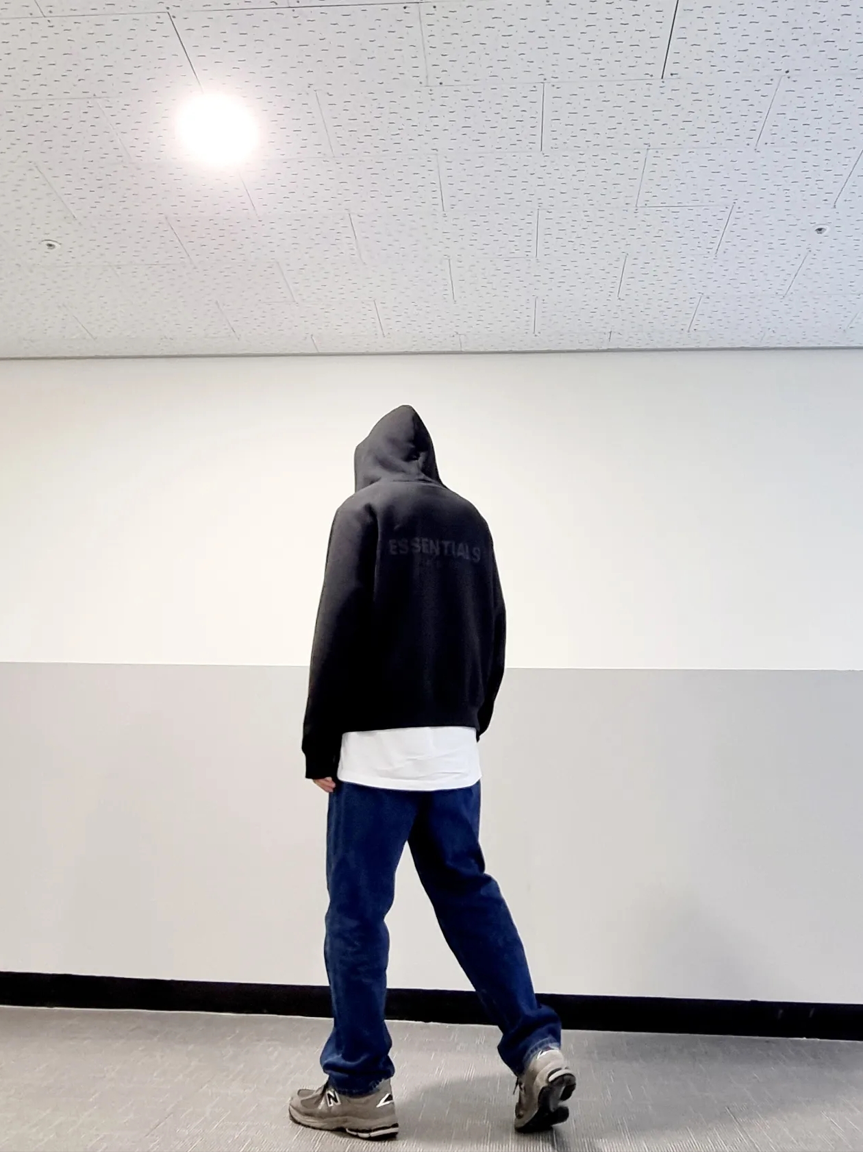 Essentials Pull-Over Hoodie Black - 21SS, New Balance 2002R Gray 착용 스타일 - 2
