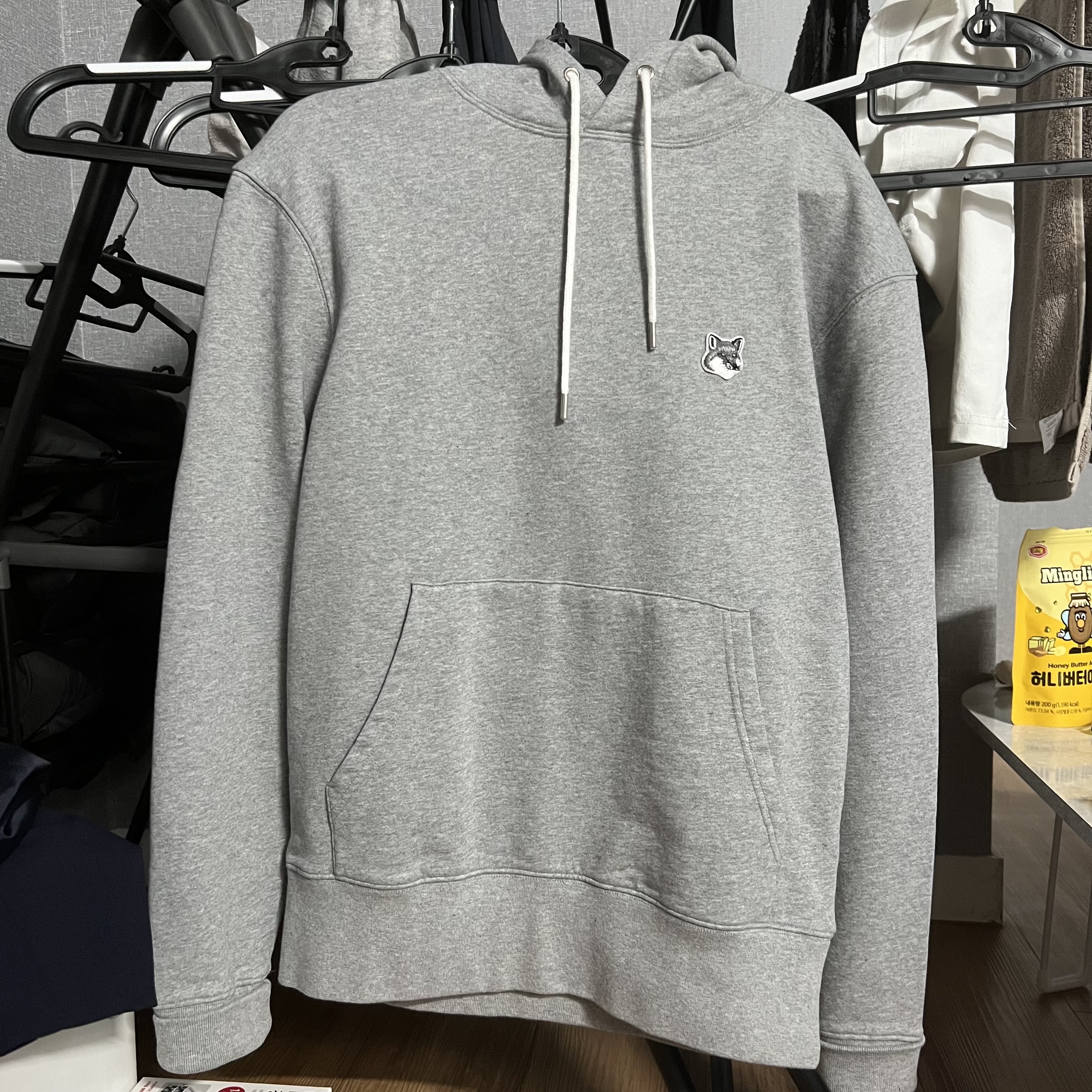 Maison Kitsune Grey Fox Head Patch Classic Hoodie Grey Melange 착용 스타일