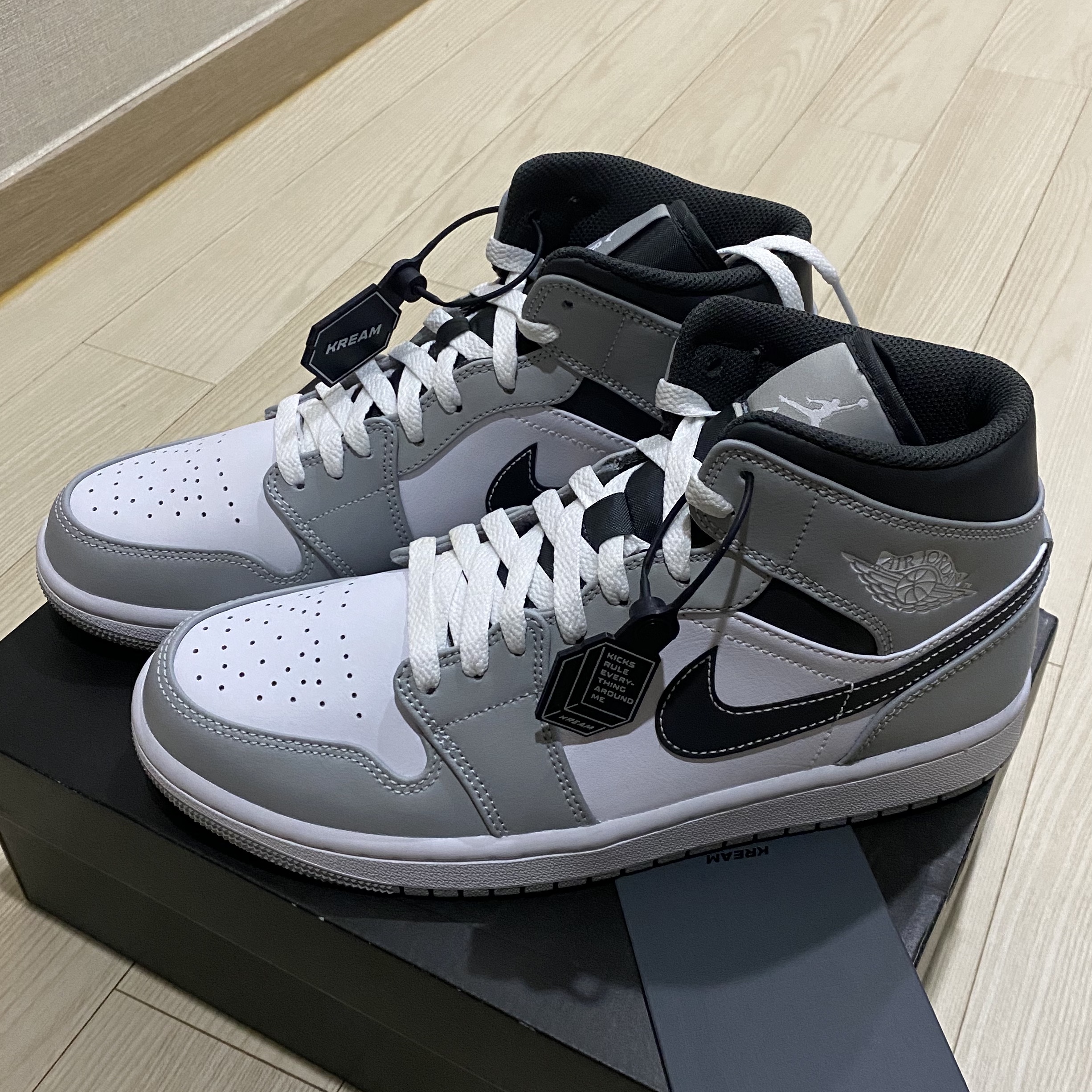 Jordan 1 Mid Light Smoke Grey Anthracite, Apple Watch Nike SE 40mm GPS Silver Aluminum Case with Nike Sport Band USB C Pure Platinum Black (Korean Ver.) 착용 스타일 - 3