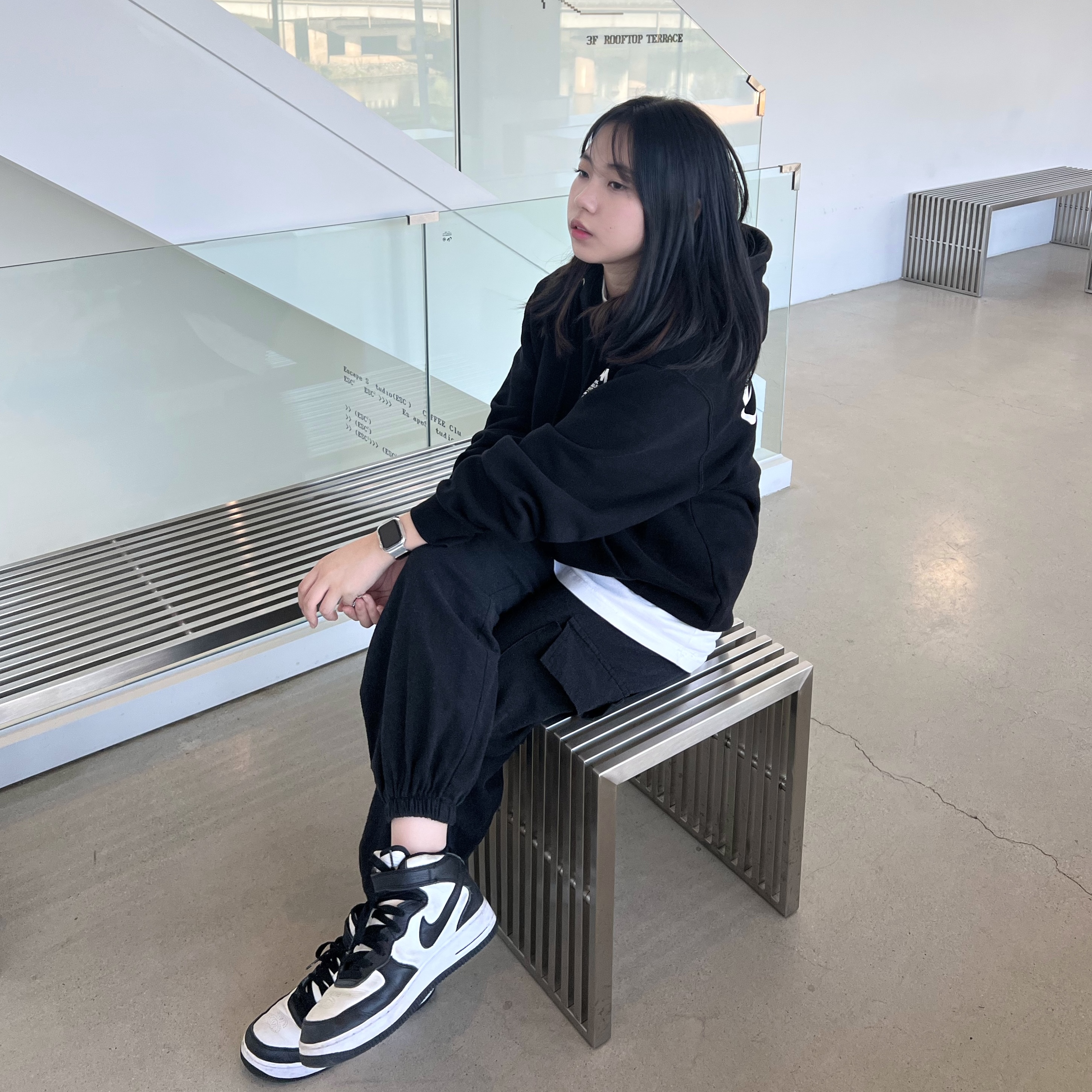 Nike x Stussy Air Force 1 '07 Mid SP Black and Light Bone 착용 스타일 - 2