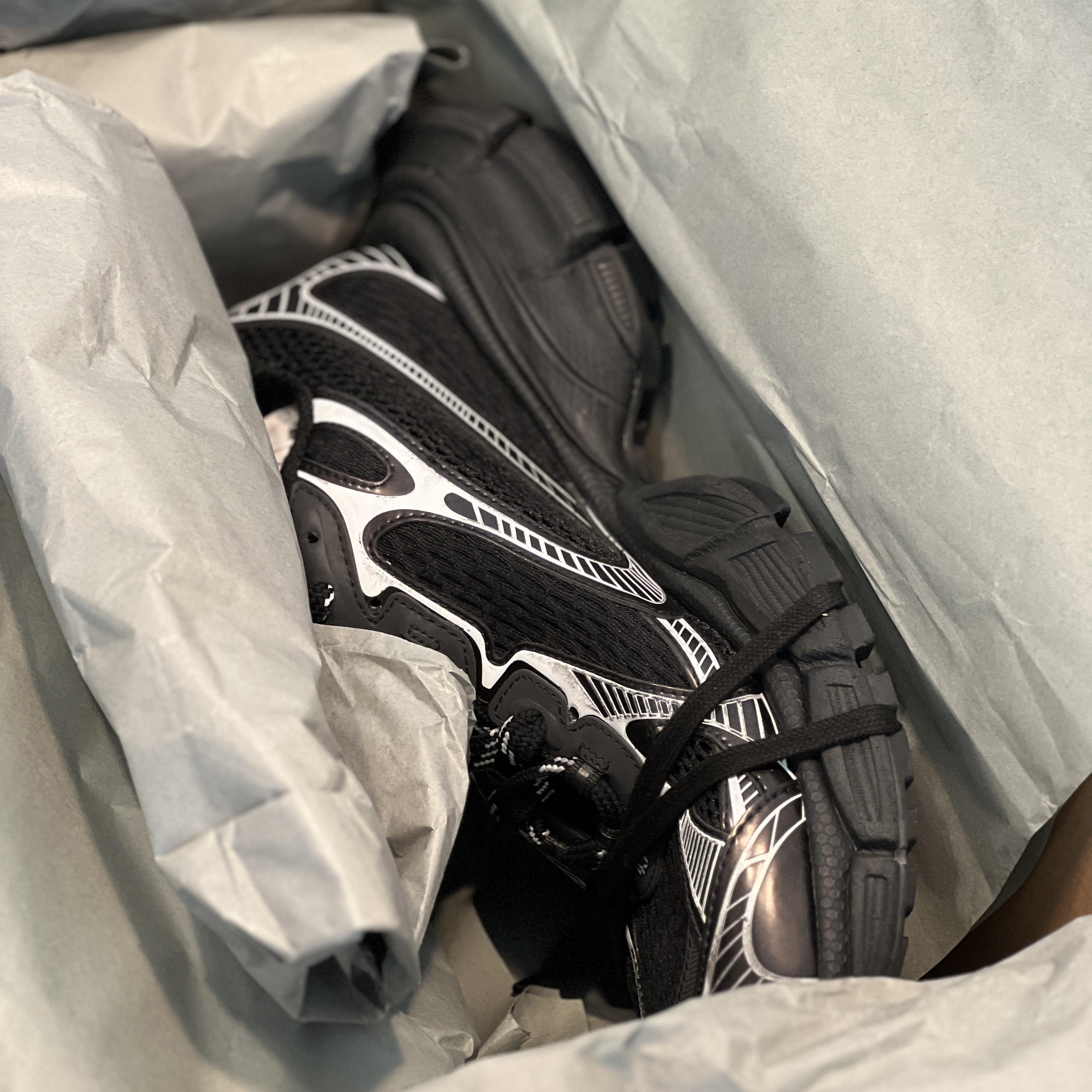 Balenciaga 3XL Sneakers Black White 착용 스타일 - 1