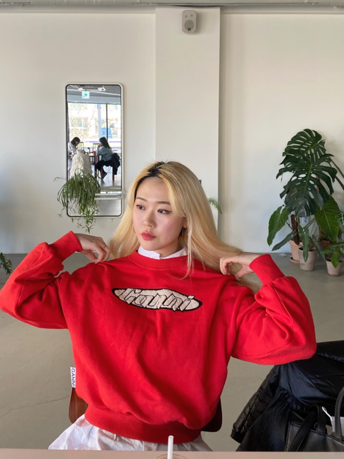 (W) Ganni Artwork Logo Sweatshirt Fiery Red - 22FW, (W) Ganni Artwork Logo Sweatshirt Chicory Coffee - 22FW 착용 스타일