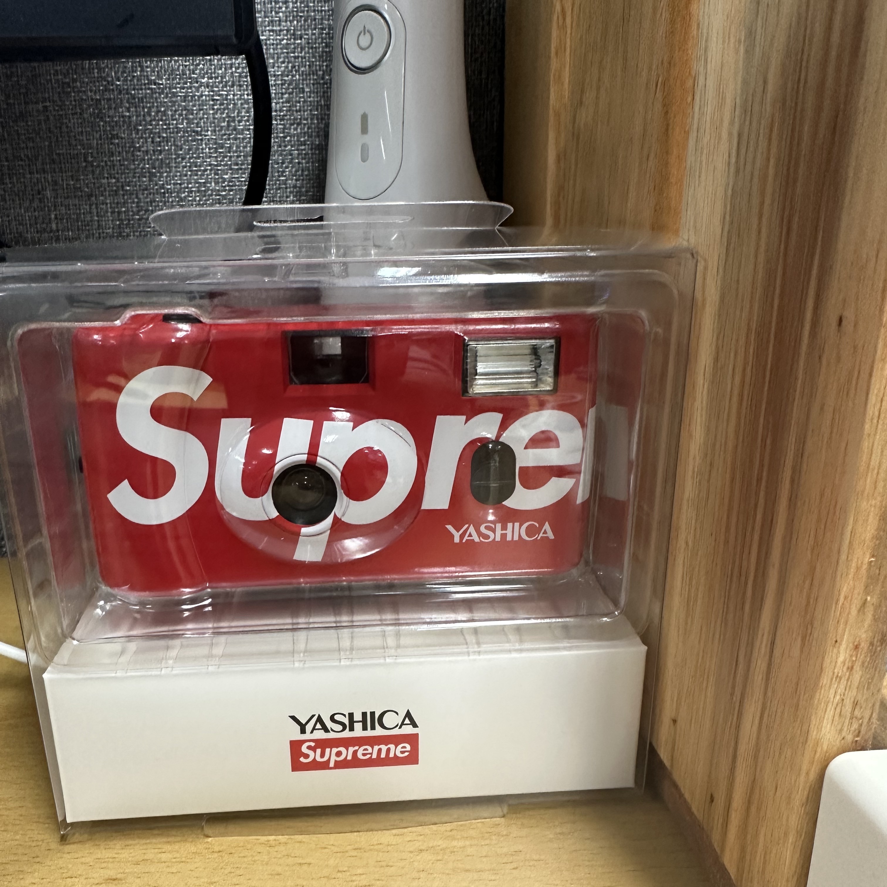 Supreme Yashica MF-1 Camera Red - 21SS 착용 스타일