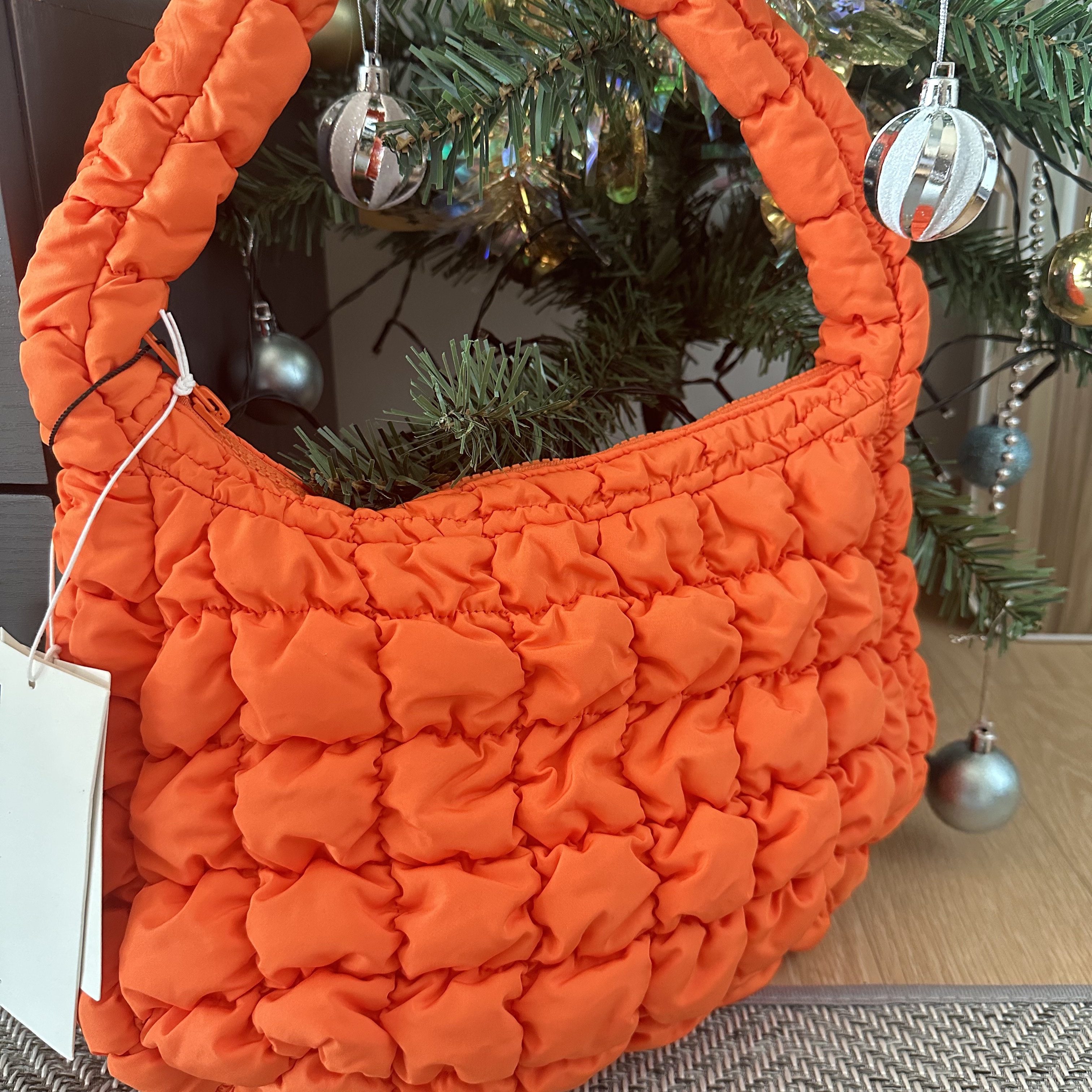 COS Quilted Mini Bag Bright Orange 착용 스타일
