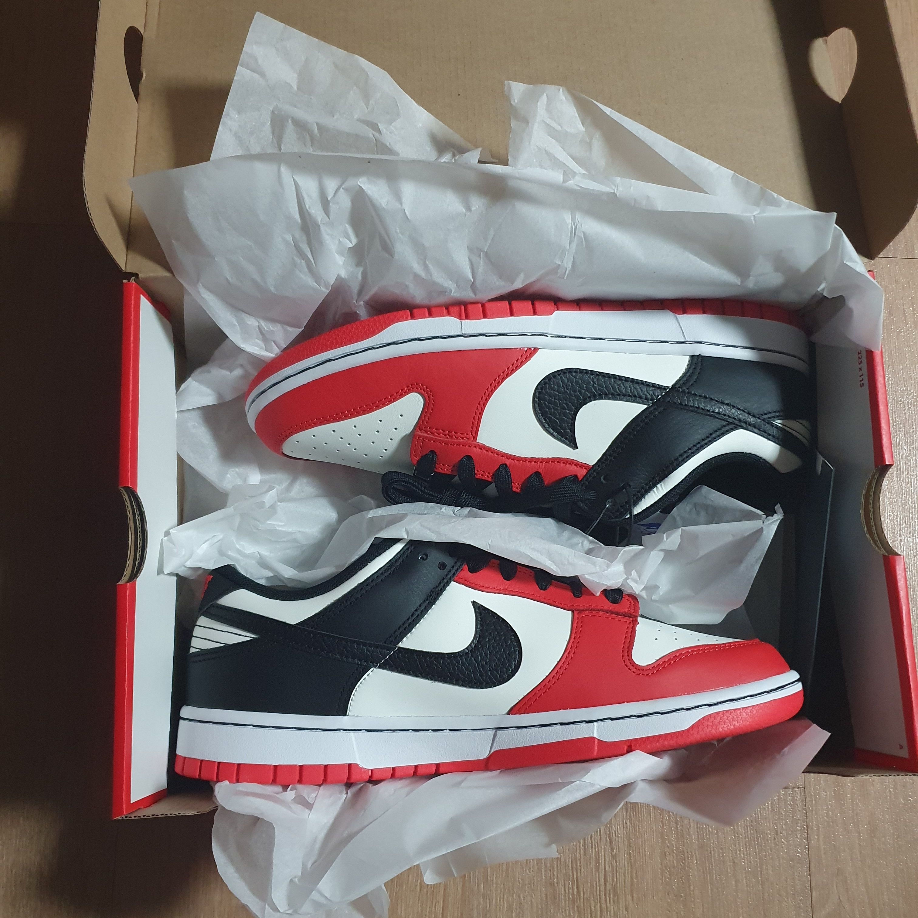 Nike x NBA Dunk Low Retro EMB Black and Chile Red 착용 스타일 - 1